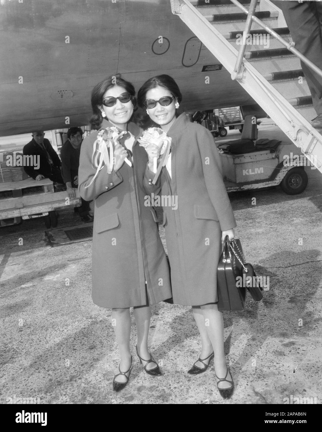 Arrival of Robert Stolz at Schiphol with the Japanese singing duo The