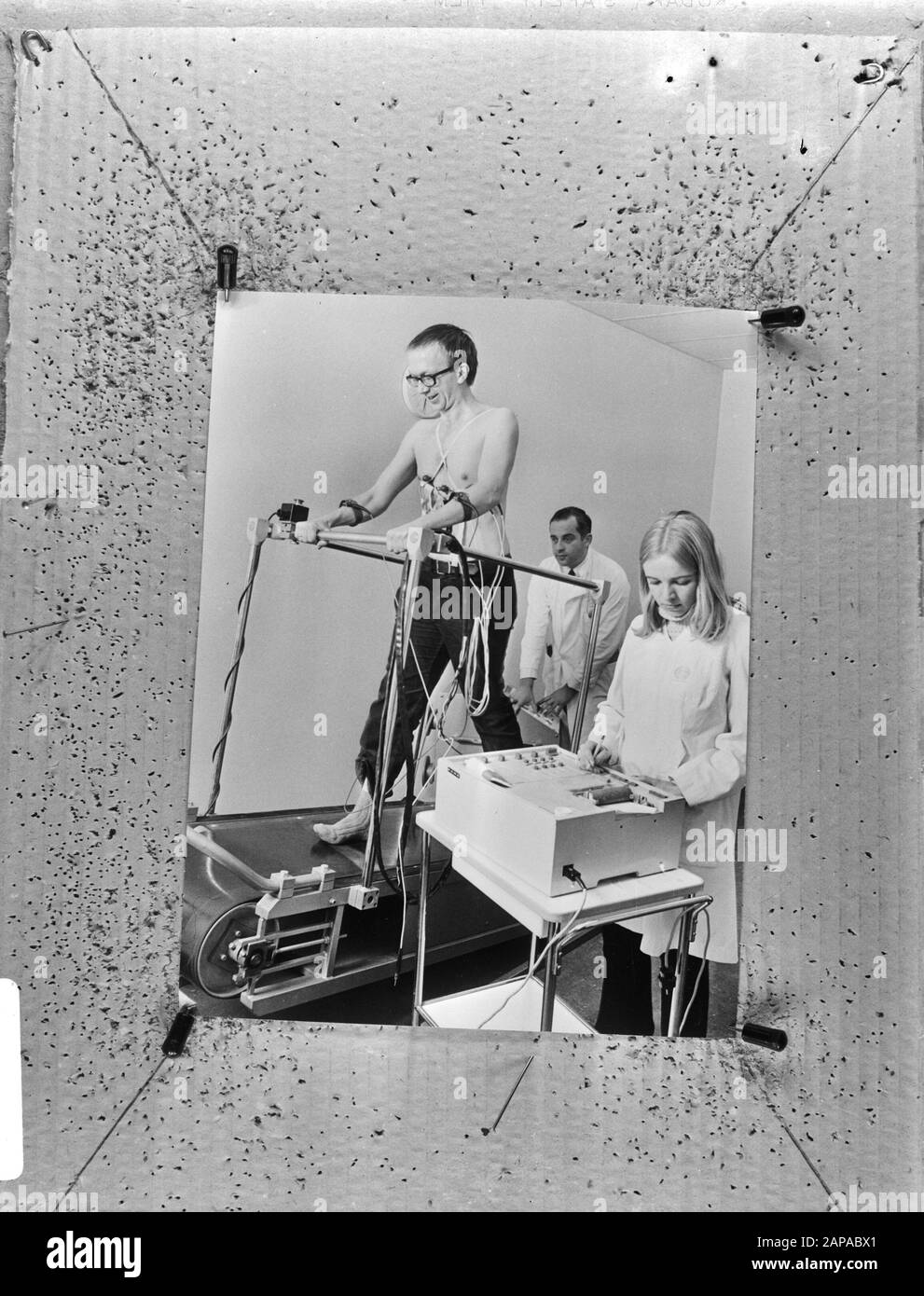 Cardiological clinic at Wilhelmina Guest House, rehabilitation by means of tred mill Date: February 29, 1972 Keywords: cardiology, medicine, clinics, hospitals Institution name: Wilhelmina Gasthuis Stock Photo