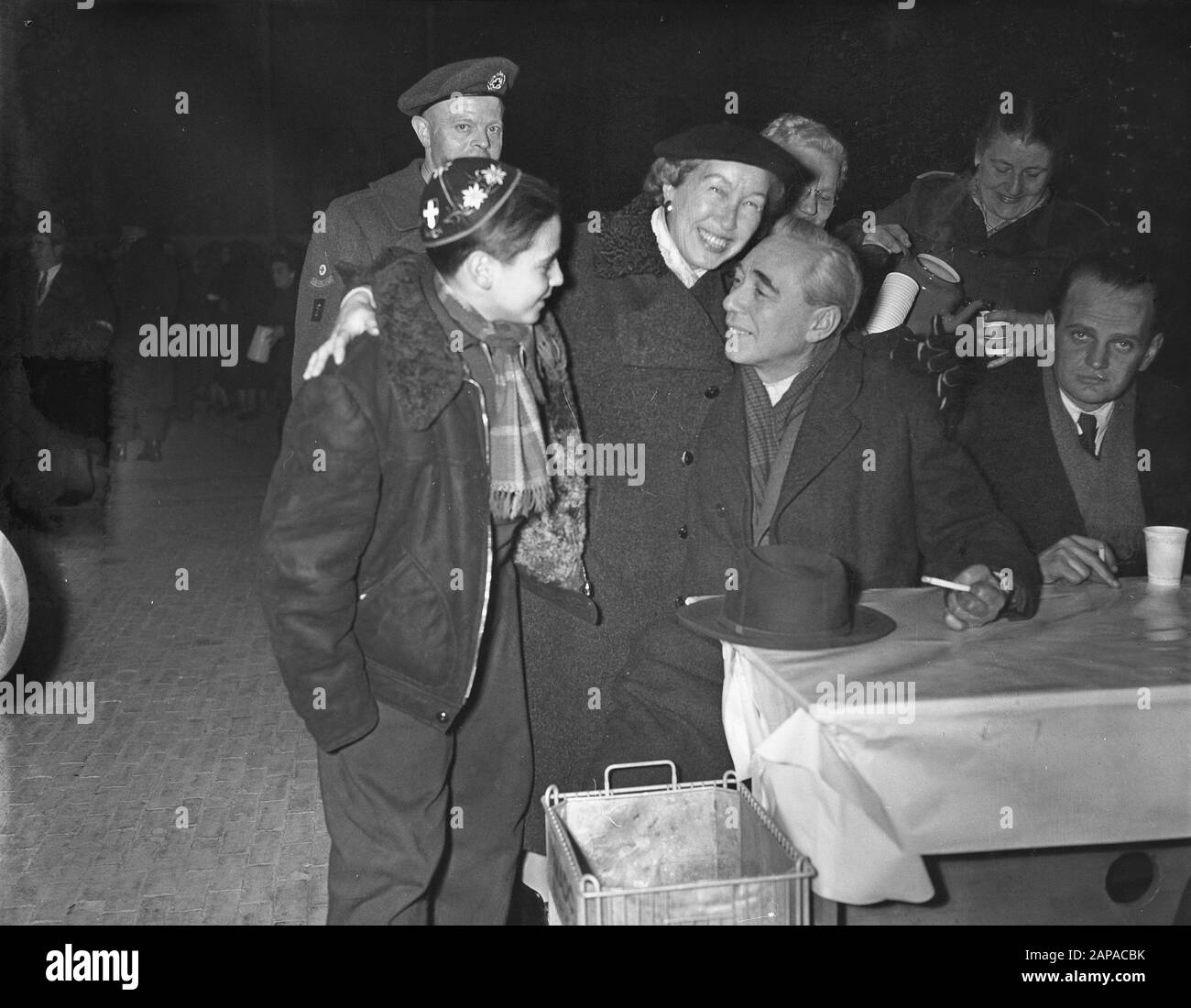 Arrival third group of Hungarian refugees/discolored Date: November 25, 1956 Keywords: ARRIVE, REFIZE Stock Photo