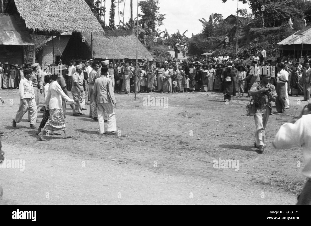 Visit of the Sultan of Djokja to the Karo countries Description: The Republican Minister of War, Sultan of Djokja, Hamengku Buwono IX arrived on Saturday 24 September at the Medan airport, accompanied by about 20 other Republican authorities including the Deputy Prime Minister Sjafrudin Prawiranegara, the Minister of Information Mr. Samsudin and the Chairman of the KNIP Working Committee, Mr. Asaat. They paid a short visit to the city and inspected some TNI posts on the Karo Plateau. Date: 24 September 1949 Location: Indonesia, Dutch East Indies Stock Photo