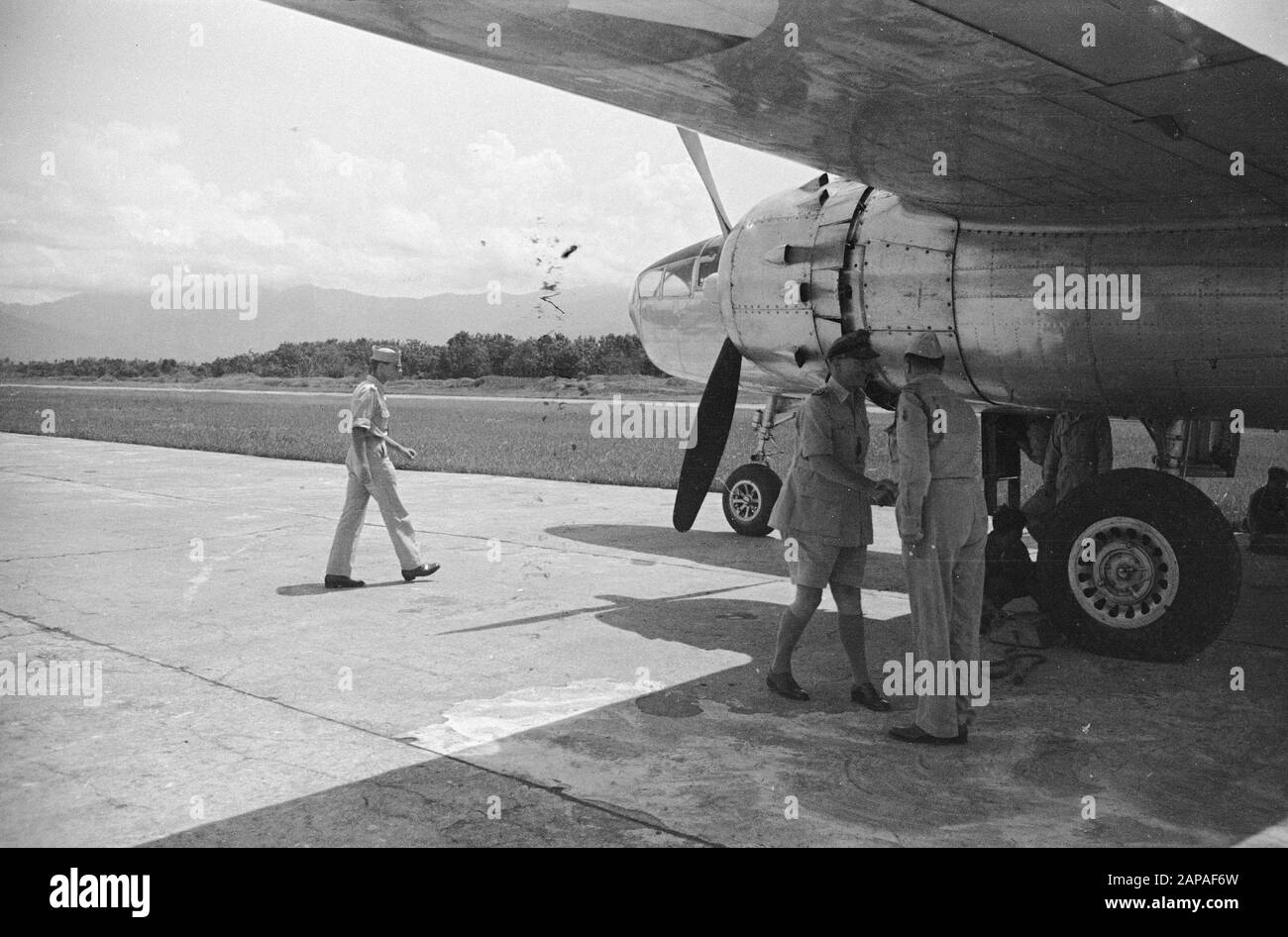 Visit of Army Commander D.C. Neighbor van Vreeden to Padang Description: The Army Commander, Lieutenant General D.C. Neighbor van Vreeden, visited Padang on September 21 and surroundings, where he was accompanied by a chairman of the Dutch Military Commission at the Central Joint Committee for the implementation of the cease fire, Colonel Jonkheer Van der Wijck. Upon his arrival at Tabing, Padang airport, the army commander greeted the numerous authorities who were present to welcome. Below were the commander of the U-Brigade, Colonel J.C.C. van Erp, resident dr. L.B. van Straaten and the mayo Stock Photo