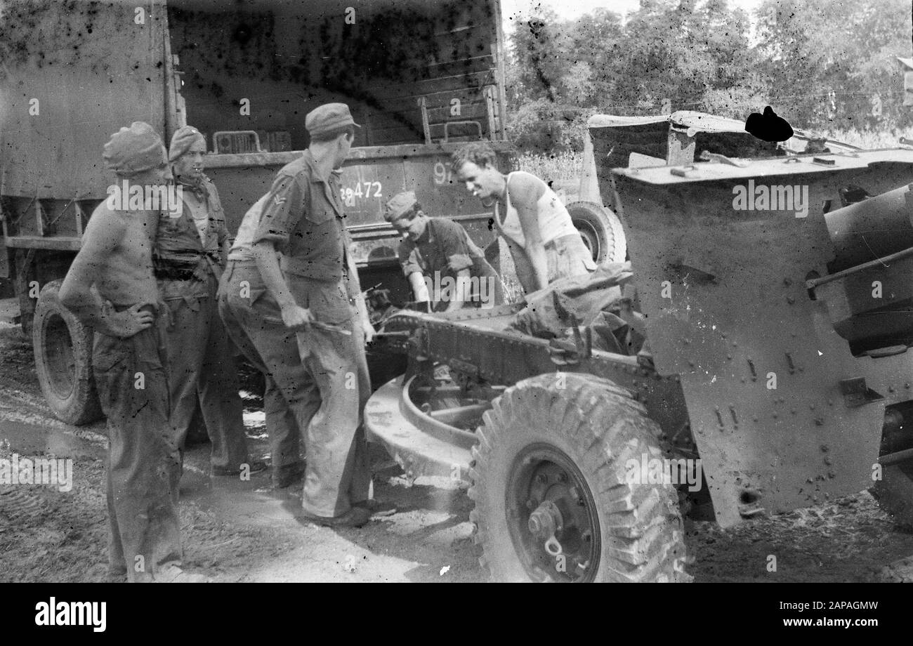 Artillery. A battery 25-ponders is put in place Date: December 1948 Location: Indonesia, Dutch East Indies Stock Photo