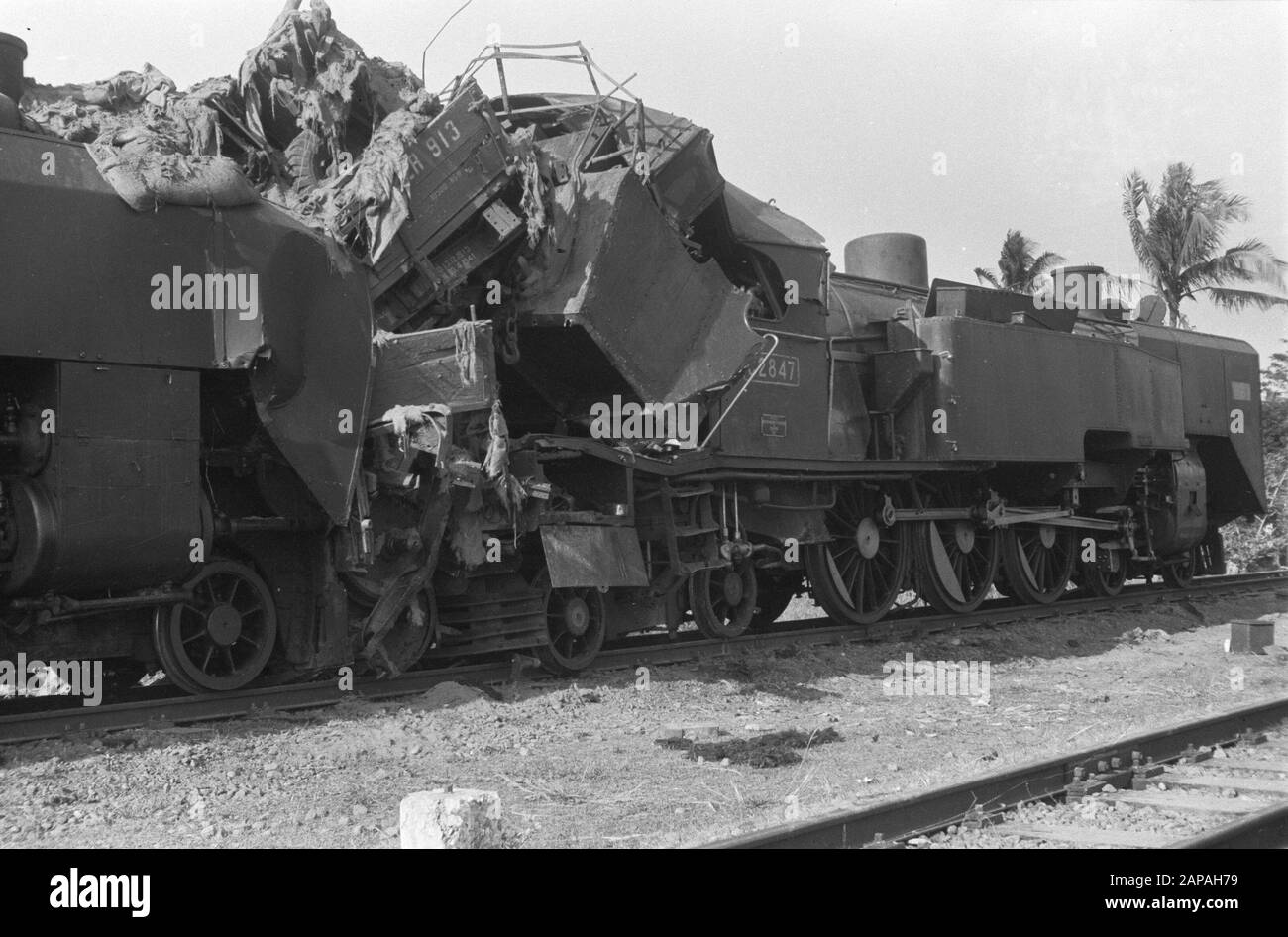 Train collision near the bridge in Krantji, group at Tjikampek Description: Batavia-sector 24/7. locomotive released on a train, which accompanied the advancing troops. Personal accidents did not occur, as the wild locomotive was detected in time and everyone had jumped off the train. Date: 24 July 1947 Location: Indonesia, Java, Dutch East Indies Stock Photo