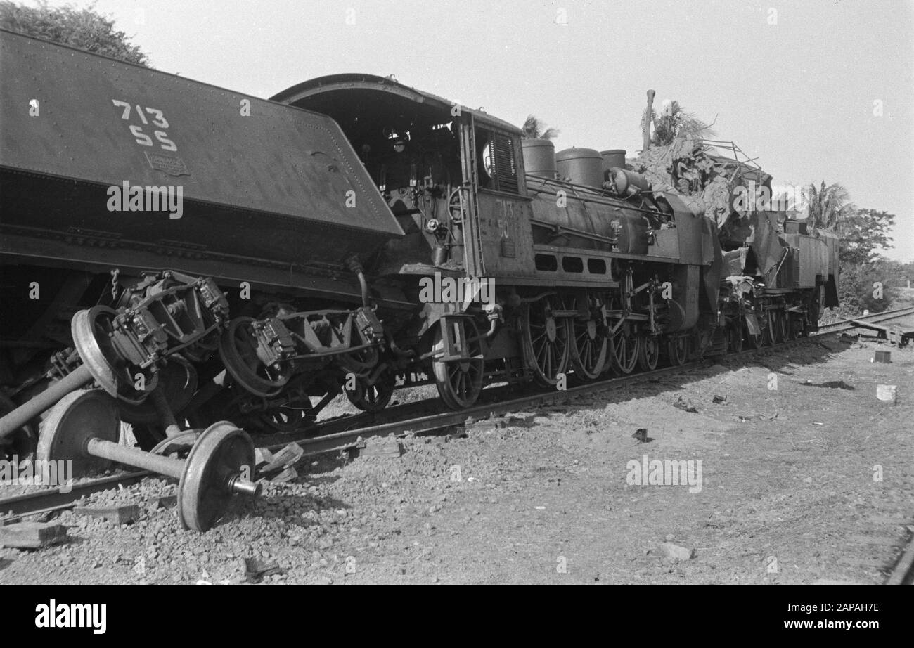 Train collision near the bridge in Krantji, group at Tjikampek Description: Batavia-sector 24/7. locomotive released on a train, which accompanied the advancing troops. Personal accidents did not occur, as the wild locomotive was detected in time and everyone had jumped off the train. On display is the tender of SS 713. Date: 24 July 1947 Location: Indonesia, Dutch East Indies Stock Photo