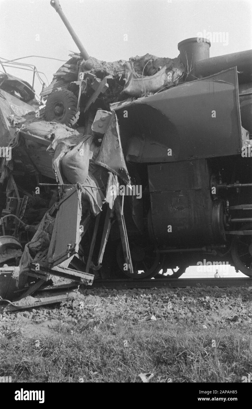 Train collision near the bridge in Krantji, group at Tjikampek Description: Batavia-sector 24/7. locomotive released on a train, which accompanied the advancing troops. Personal accidents did not occur, as the wild locomotive was detected in time and everyone had jumped off the train Date: 24 July 1947 Location: Indonesia, Java, Dutch East Indies Stock Photo