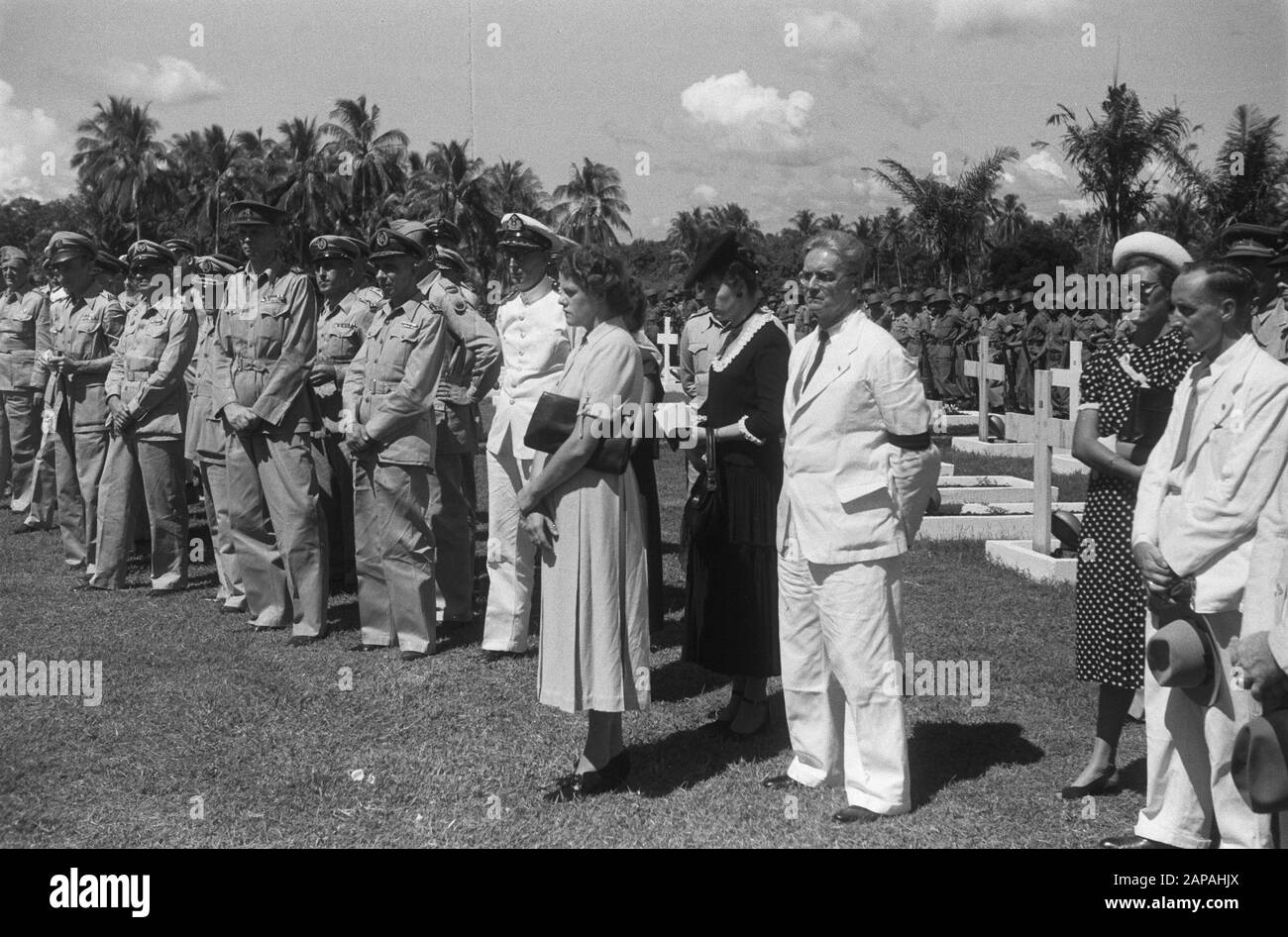 Burial General Rail Description: Burial General Rail [on Honorary Field  Menteng Pulo] [Captain Lieutenant ter Sea M. Spoor (nephew) the widow Mrs.  Spoor-Dijkema, brother André Spoor and some officers] Date: 28 May