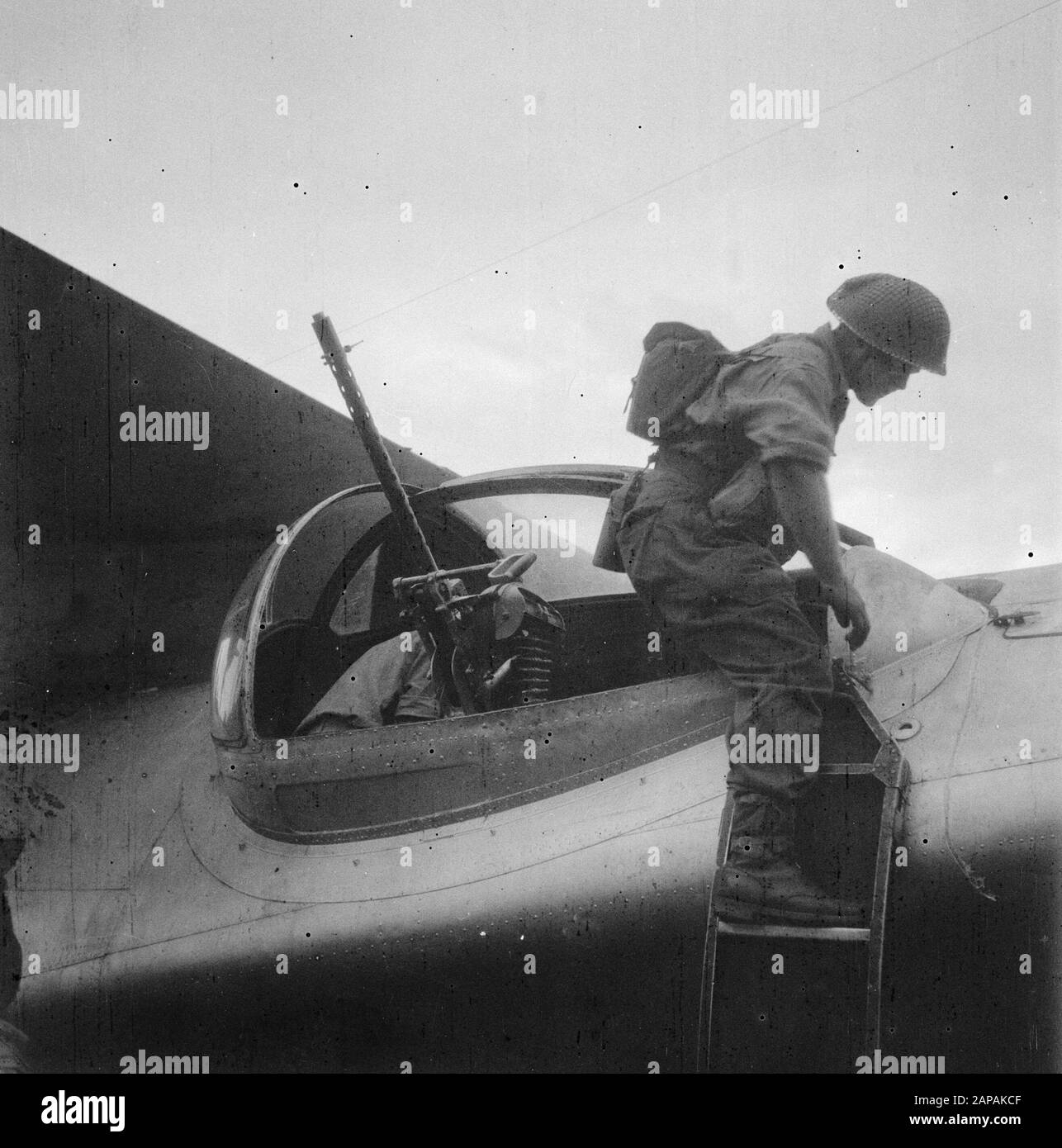 [Gunner of a Catalina flybolt leaves his position] Date: 1947/01/01 ...