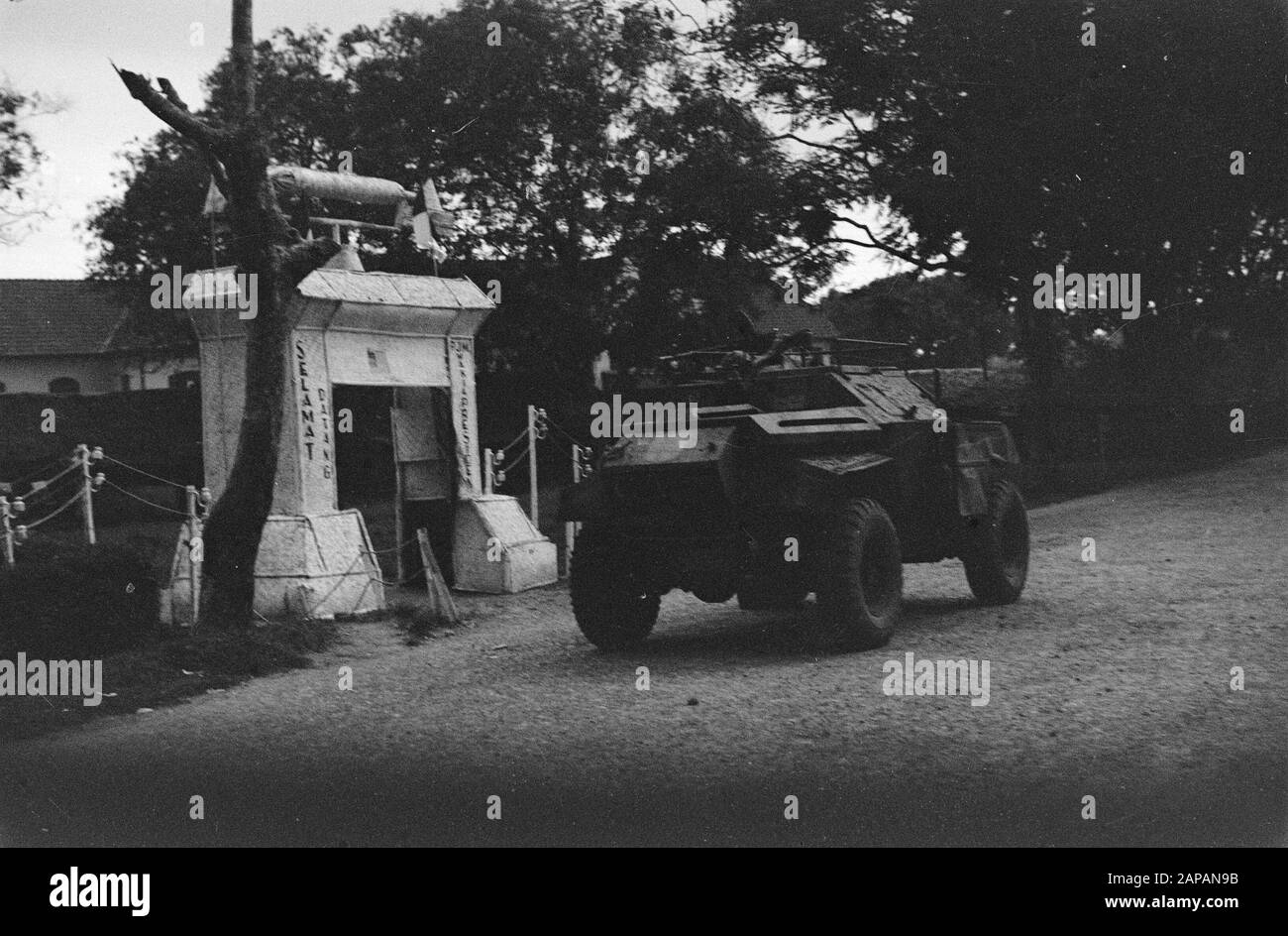 Loeboek Pakem en Baoengan Description: Occupation of Siantar. Scoutscar passes gate Date: 29 July 1948 Location: Indonesia, Dutch East Indies, Sumatra Stock Photo