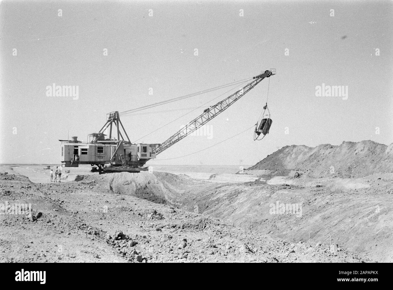 workers, draglines, work Date undated Keywords workers, draglines