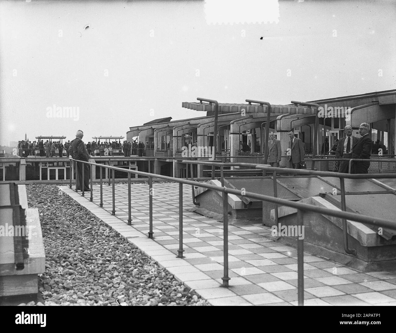 Roof terrace of the Groothandelsgebouw in Rotterdam Annotation: The architects are Huig A. Maaskant and Willem van Tijen Date: 14 June 1953 Location: Rotterdam, Zuid-Holland Keywords: roof terraces, wholesale buildings Stock Photo
