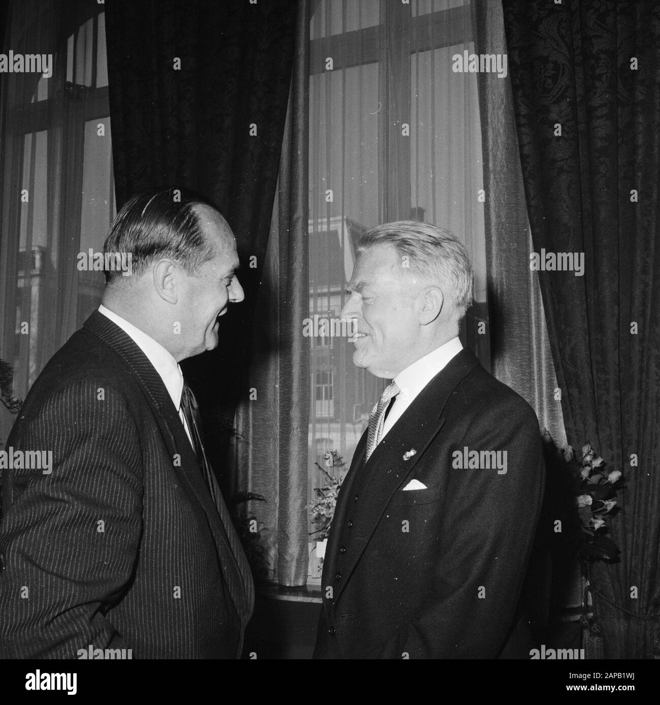 Farewell reception of dr. M. W. Holtrop, director of the Dutch Bank, at the Amstelhotel, mr. P. Blaisse (left) came to say goodbye Date: 26 april 1967 Location: Amsterdam, Noord-Holland Keywords: directors, receptions Personal name: Blaisse, P., Holtrop, M.W. Institution name: Amstelhotel Stock Photo