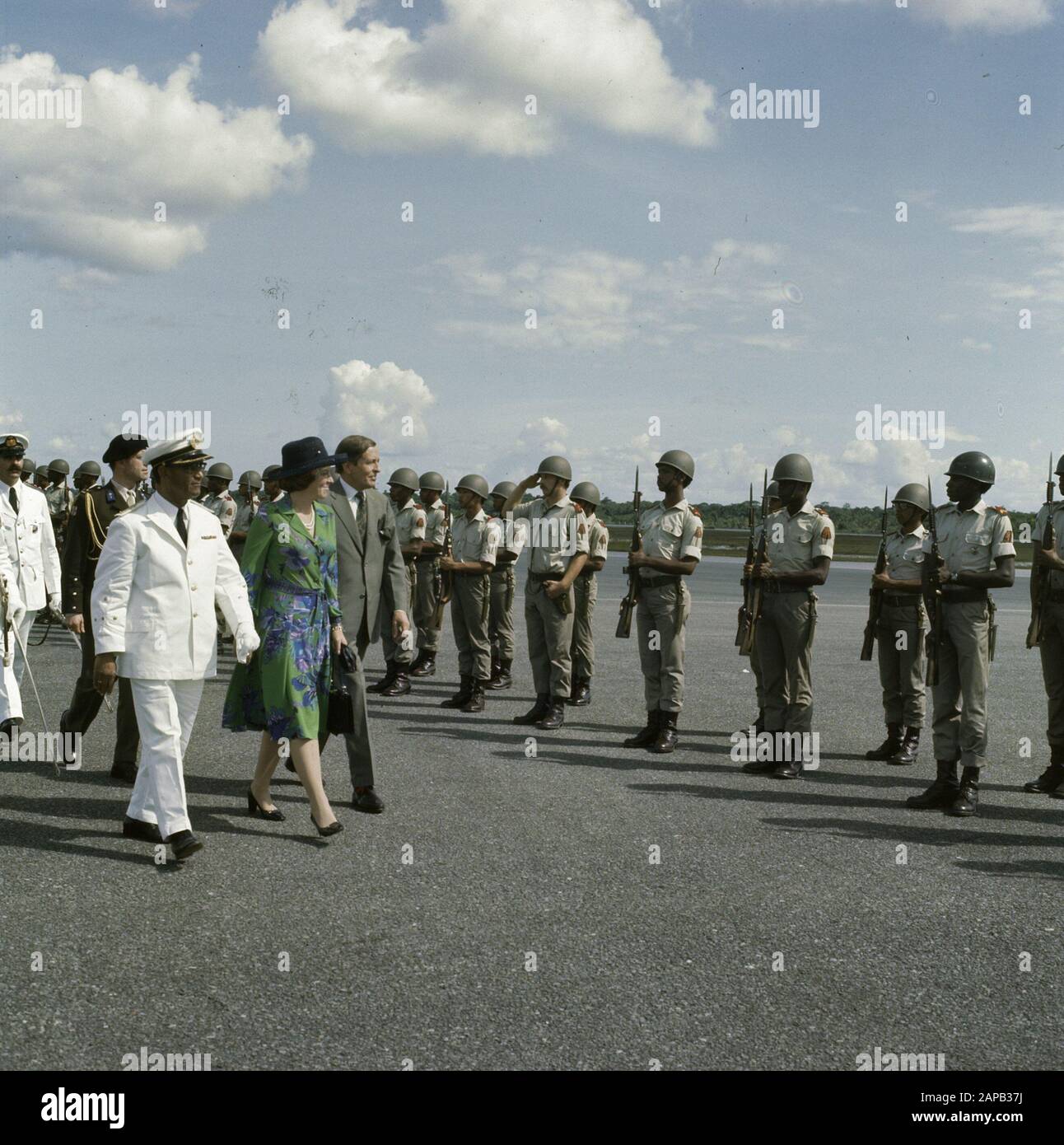 Arrival Princess Beatrix and Prince Claus in Paramaribo and stay; inspection honorary guard at airport Date: 25 November 1975 Location: Paramaribo, Suriname Keywords: honorary guard Personal name: Beatrix, princess, Claus, prince Stock Photo