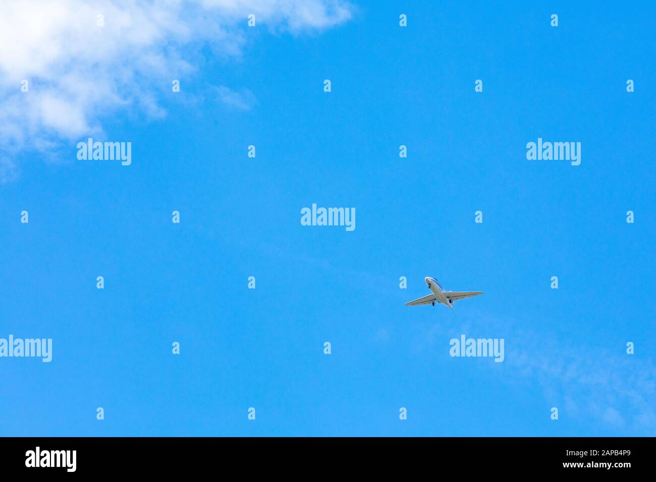 Airplane take off in slow hi-res stock photography and images - Alamy
