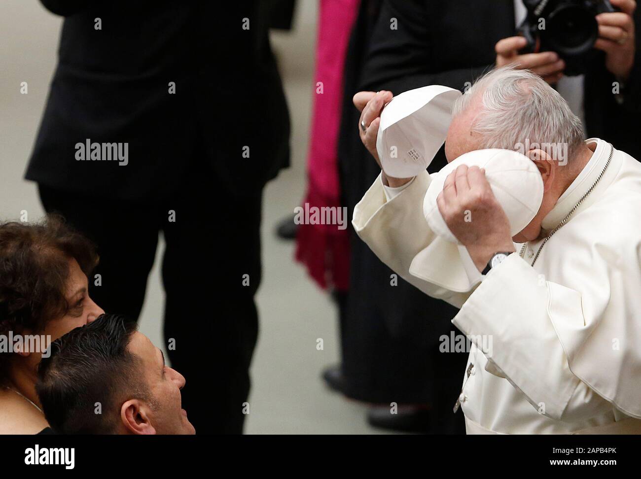 Vatican City, Vatican. 22nd Jan, 2020. Vatican, Vatican City, January 22, 2020. Pope Francis exchanges his skull cap with one donated by faithful at the end of his weekly general audience in the Paul VI hall. Credit: Update Images/Alamy Live News Stock Photo