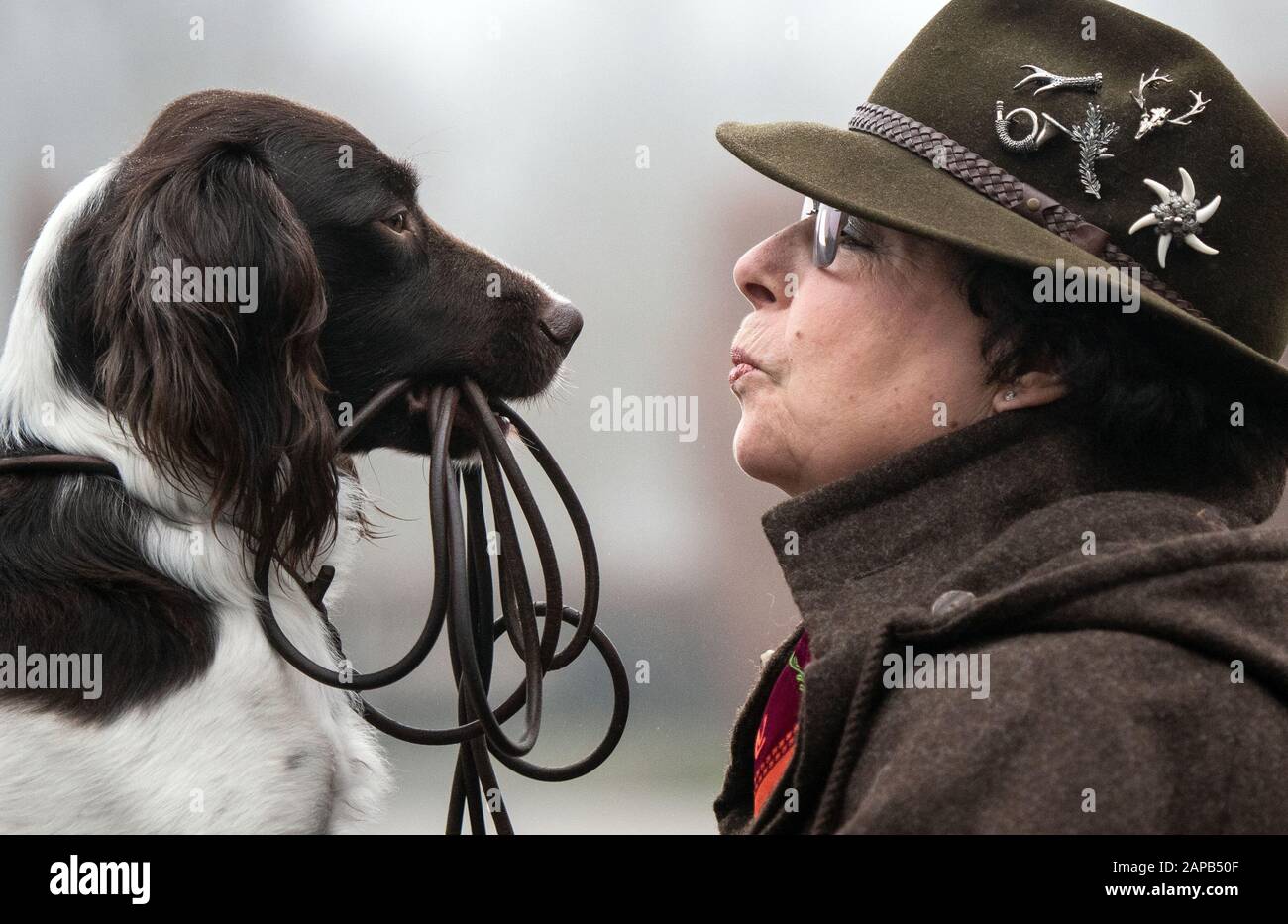 Dortmund, Germany. 22nd Jan, 2020. "Anna", little girl from Münsterland,  and "mistress" Claudia Kimm look each other in the eyes during the photo  session in front of the "Jagd & Hund" and "