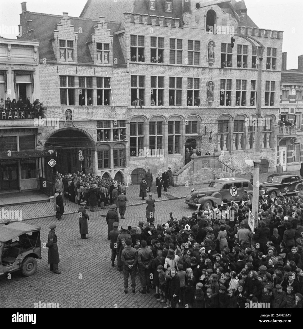 Tour of Queen Wilhelmina through liberated South-Netherlands (Zeeland, Brabant and Limburg) Description: Bergen op Zoom. Queen Wilhelmina stands in front of City Hall Annotation: On the left a group of Boy Scouts. Next to her mayor H.B.J. Witte (with chain of office) and acting commissioner of Queen J.Th.M. Smits van Oyen Date: 16 March 1945 Location: Bergen op Zoom Keywords: Liberation festivals, World War II Personname: Wilhelmina (queen Netherlands) Stock Photo