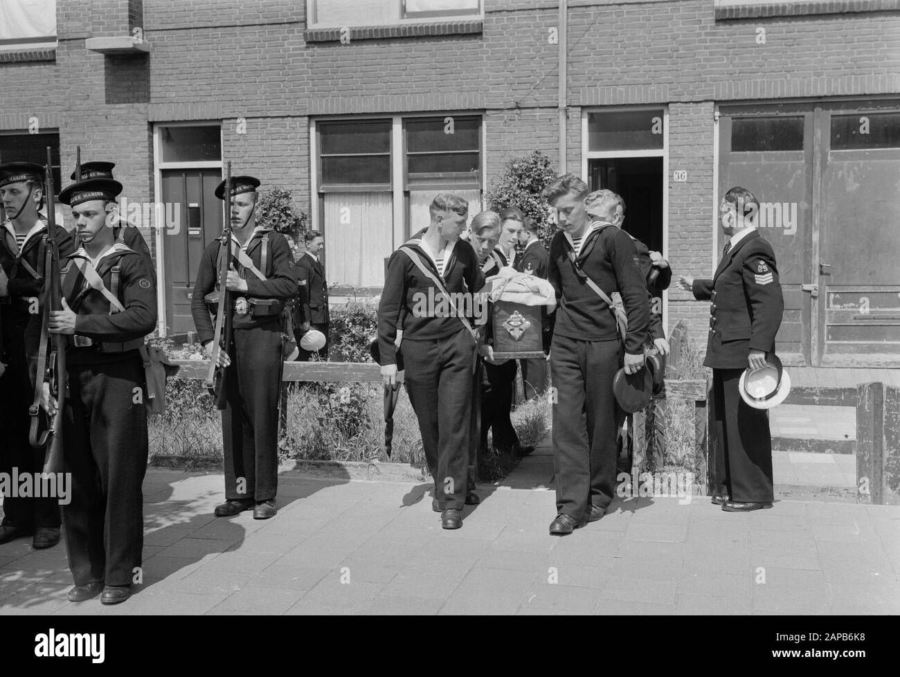 Funeral at Dordrecht sergeant aircraft telegraphist Bolleurs. Date: 26 July 1948 Location: Dordrecht Keywords: Funeral, HOUSE, Sergeants Stock Photo