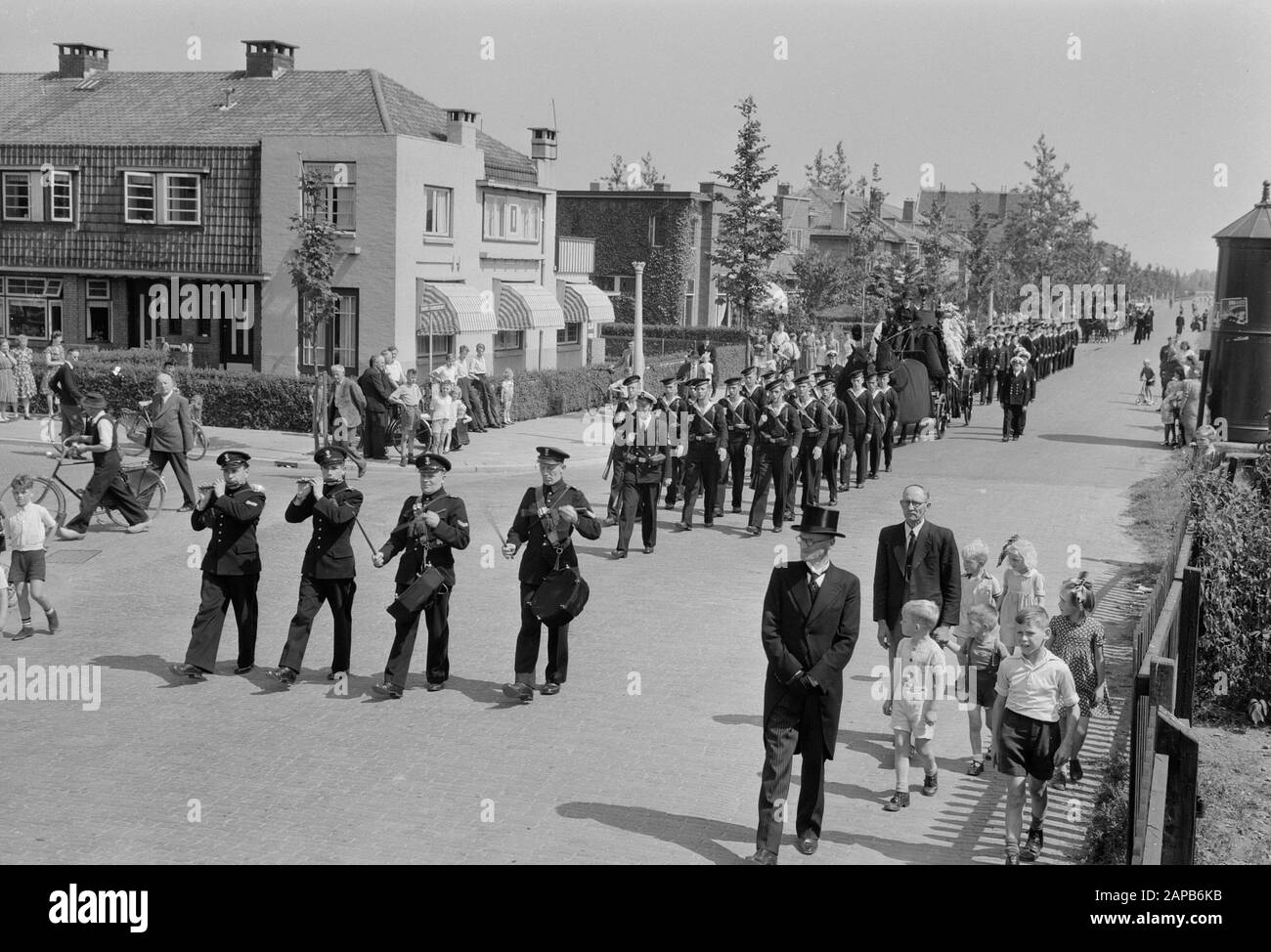 Funeral at Dordrecht sergeant aircraft telegraphist Bolleurs. On the way to cemetery Date: 26 July 1948 Location: Dordrecht Keywords: Cemetery, Burial, Sergeants, Road Stock Photo