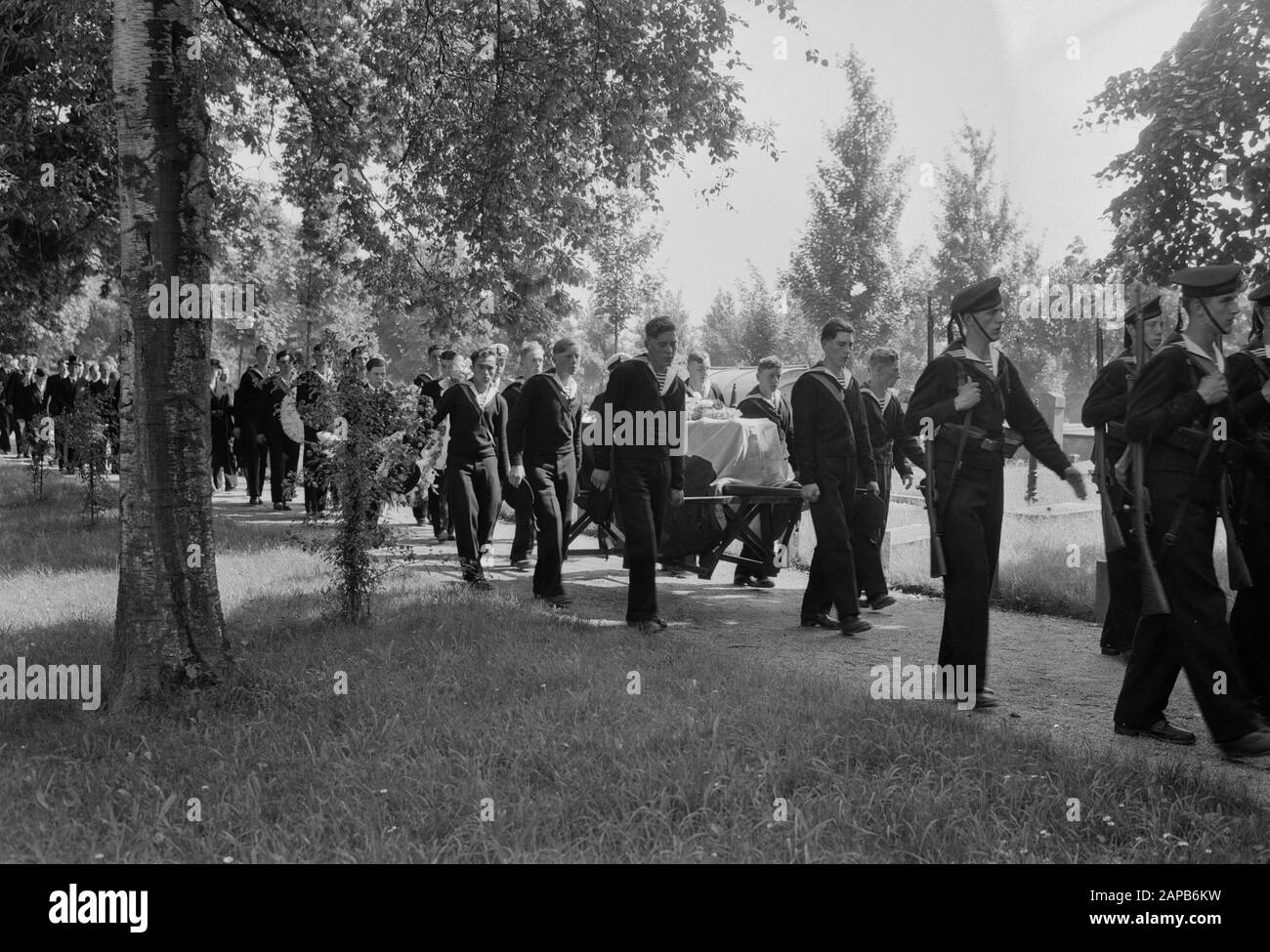 Funeral at Dordrecht sergeant aircraft telegraphist Bolleurs. At the cemetery Date: 26 July 1948 Location: Dordrecht Keywords: Cemetery, Burial, Sergeants Stock Photo