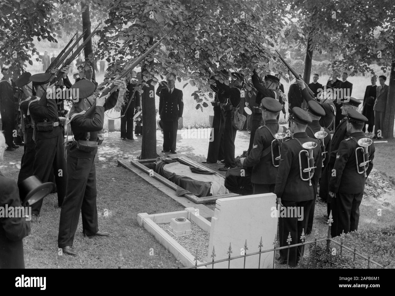 Funeral at Dordrecht sergeant aircraft telegraphist Bolleurs. Salvo fire Date: 26 July 1948 Location: Dordrecht Keywords: Funeral, Sergeants, FIRE Stock Photo