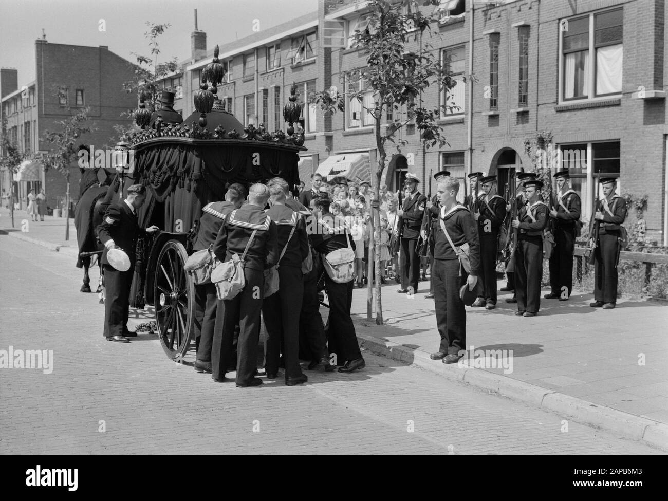 Funeral at Dordrecht sergeant aircraft telegraphist Bolleurs. Above in carriage Date: 26 July 1948 Location: Dordrecht Keywords: Funeral, Sergeants Personal name: COOTS Stock Photo