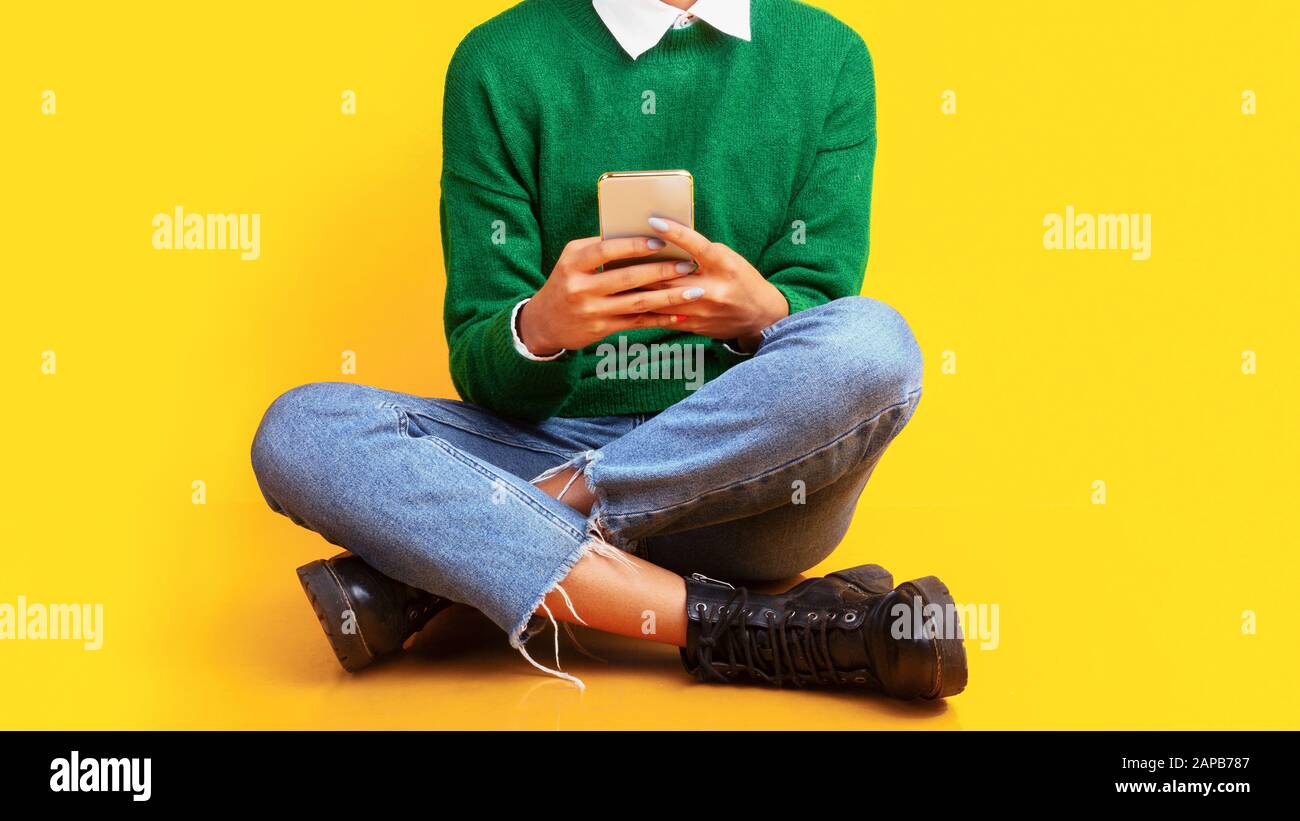 Teen girl legs crossed floor hi-res stock photography and images - Alamy