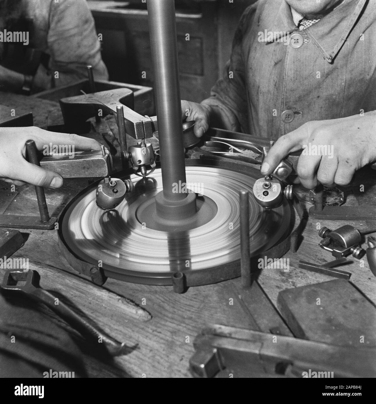 Diamond cutting Description Diamond machining Date November 9, 1945 Keywords diamond cutting