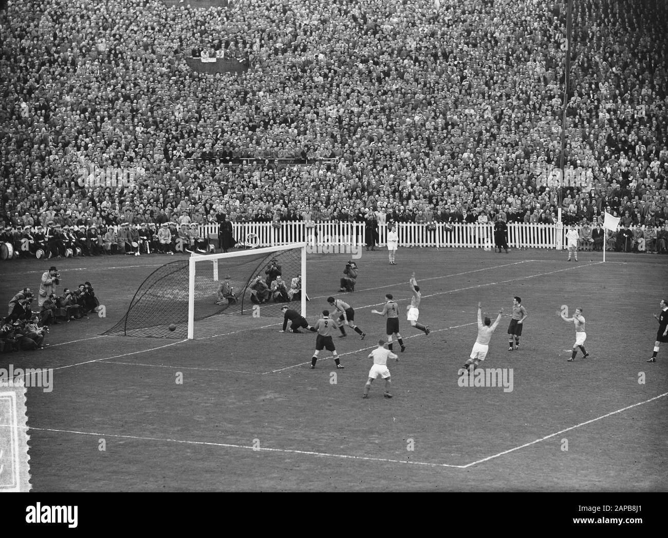 Belgium against Netherlands 2-1.Telerecording goal Lenstra Date: 19 October 1952 Location: Belgium, Netherlands Keywords: goals Personal name: Lenstra, Abe Stock Photo