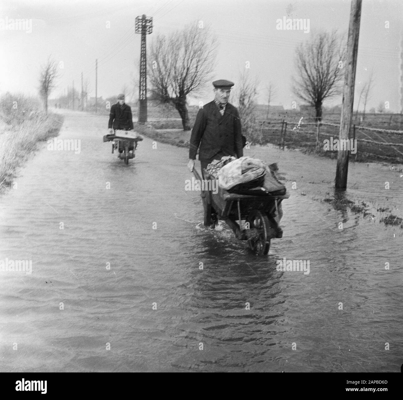 Watersnood 1953 [Flood plates] Description: [Residents evacuate with personal belongings in wheelbarrows] Date: February 2, 1953 Stock Photo