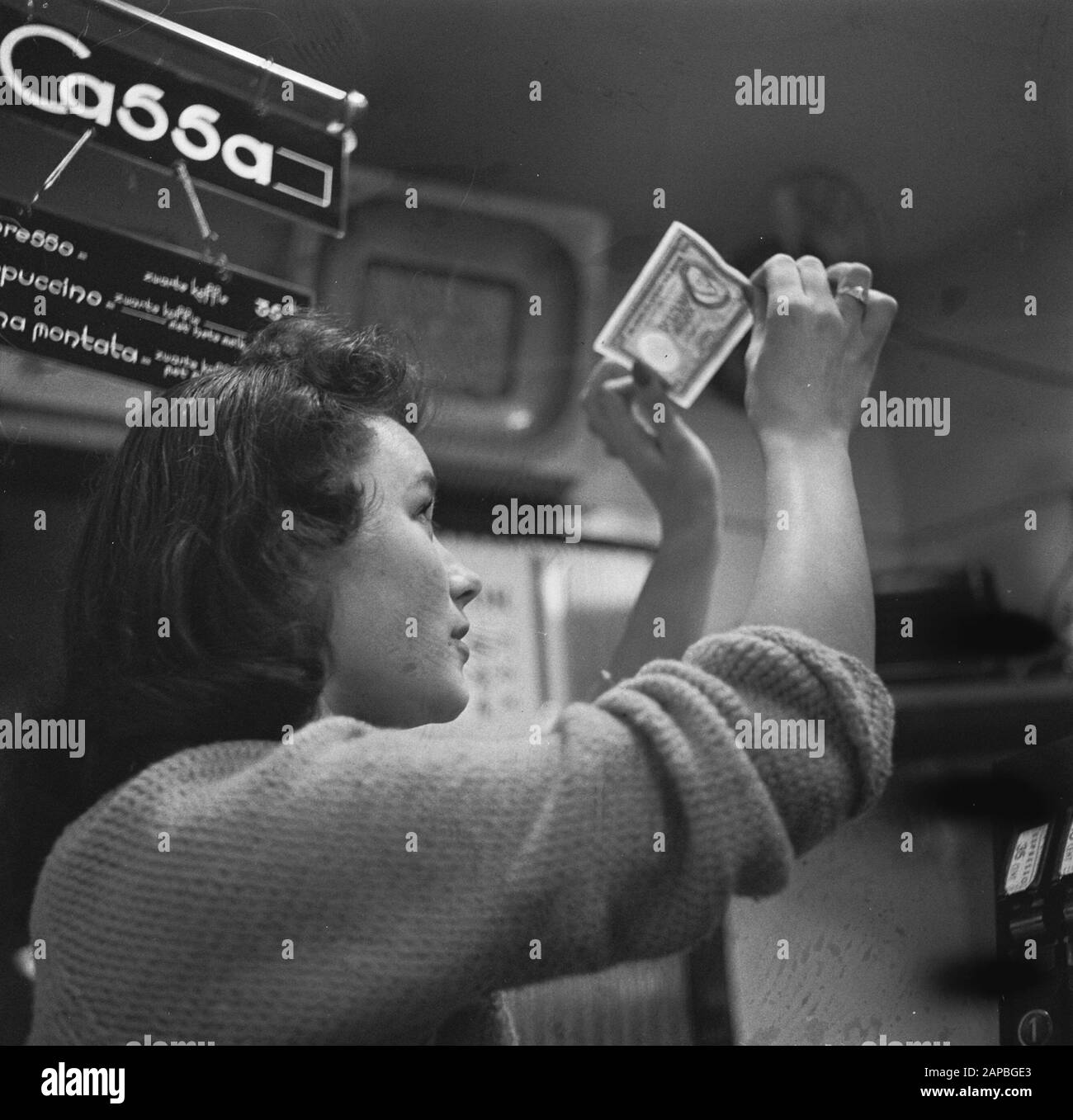 Miss with note of a thousand Description: Collection Photo collection Anefo, photon number 908-2629 Date: 22 January 1957 Stock Photo