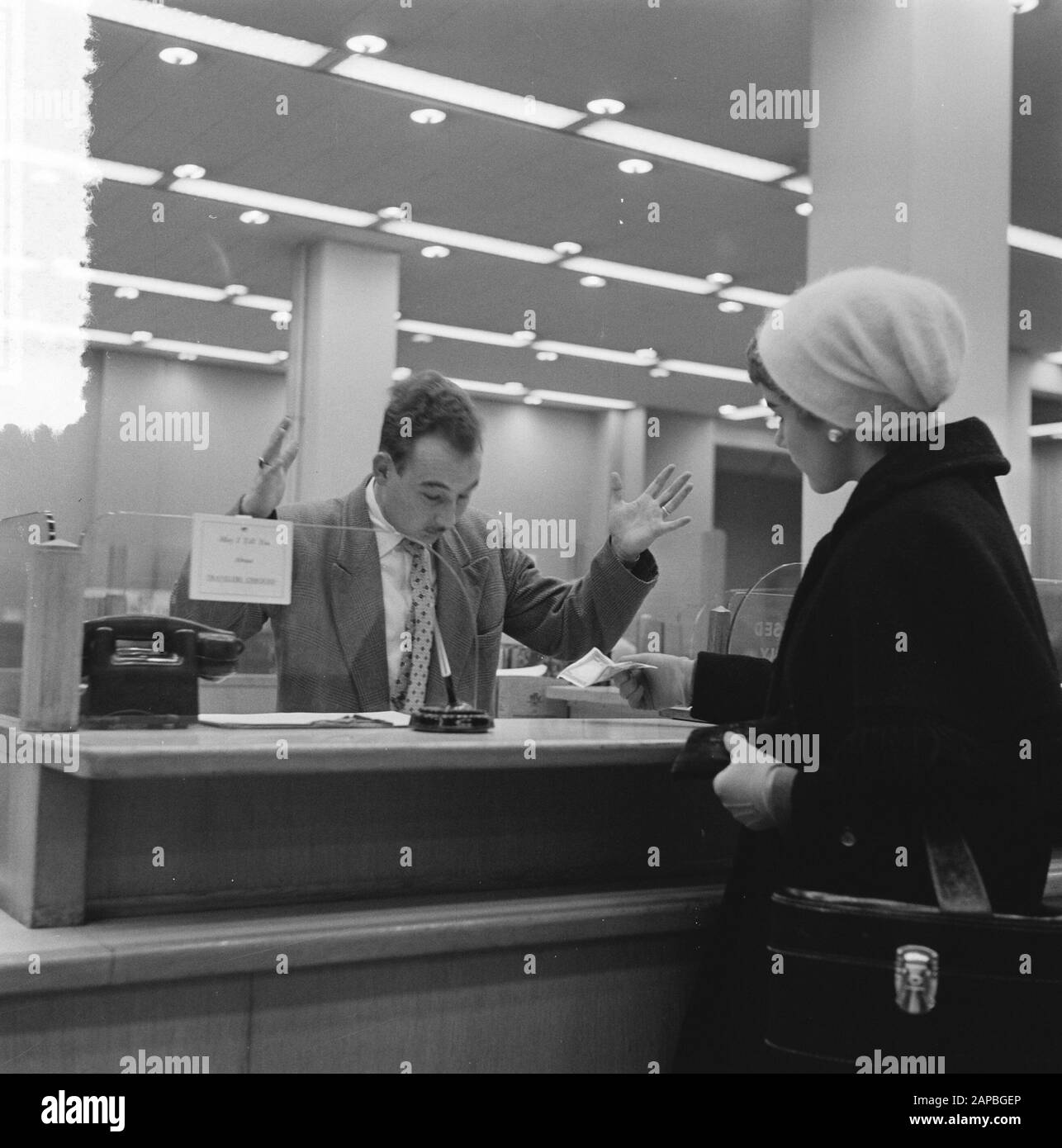 Miss with note of a thousand Description: Collection Photo collection Anefo, photon number 908-2628 Date: 22 January 1957 Stock Photo