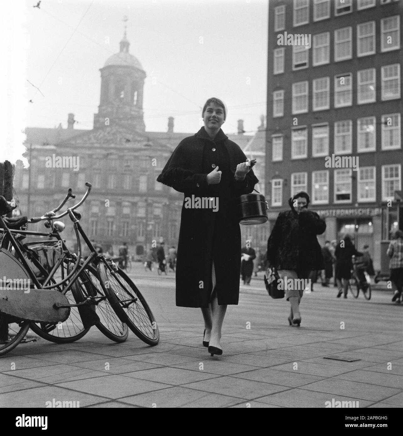 Miss with note of a thousand Description: Collection Photo collection Anefo, photon number 908-2634 Date: 22 January 1957 Stock Photo