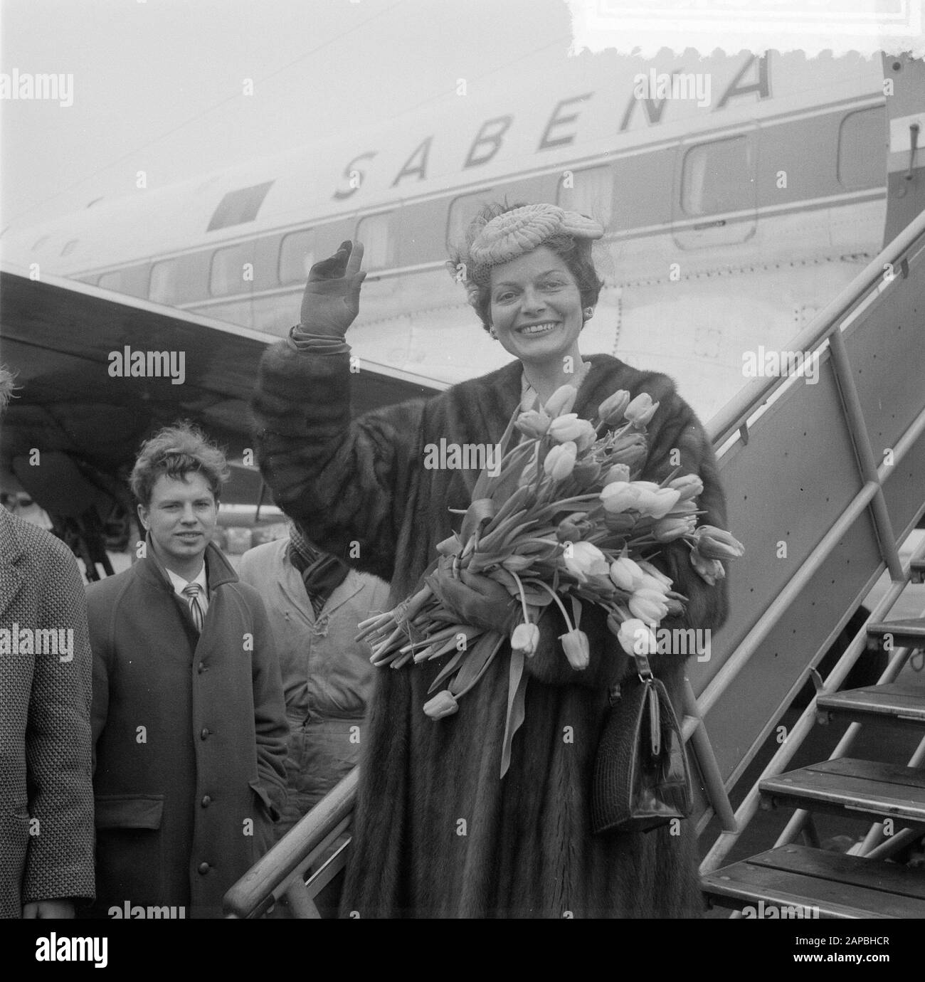 The Swiss singer Lys Assia at Schiphol Date: 17 March 1957 Keywords: singers Person name: Assia, Lys Stock Photo