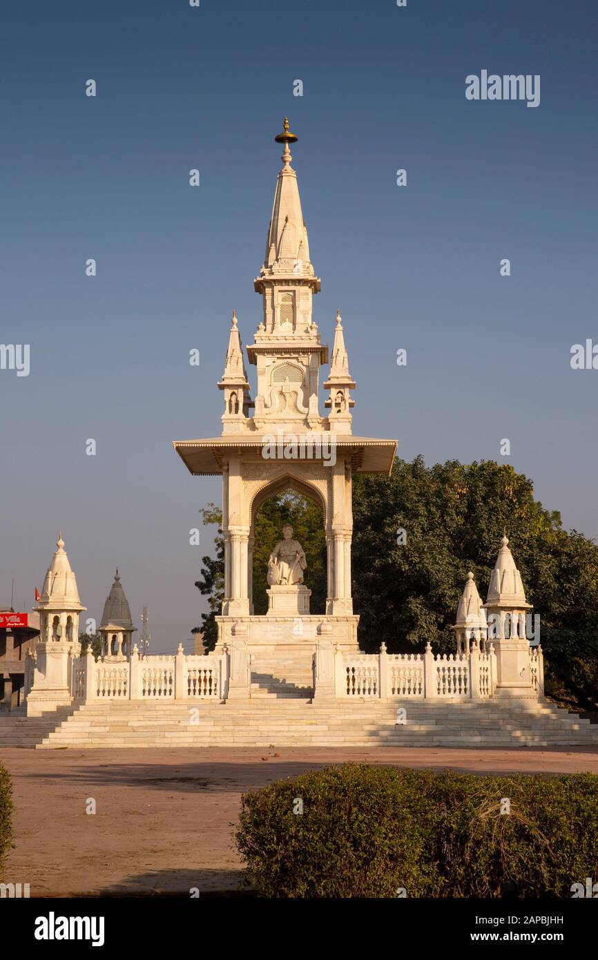 India, Rajasthan, Shekhawati, Bikaner, city centre, white marble monument to Sri Dungar Singhji Sahib Bahadur Maharaja of Bikaner outside Junagarh For Stock Photo