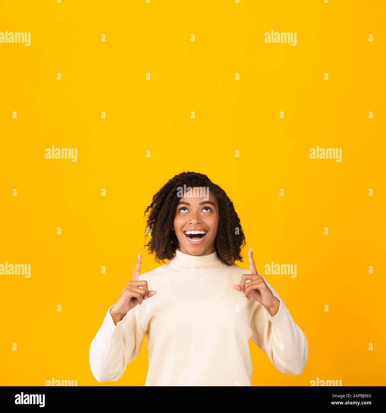Afro woman pointing side hi-res stock photography and images - Alamy