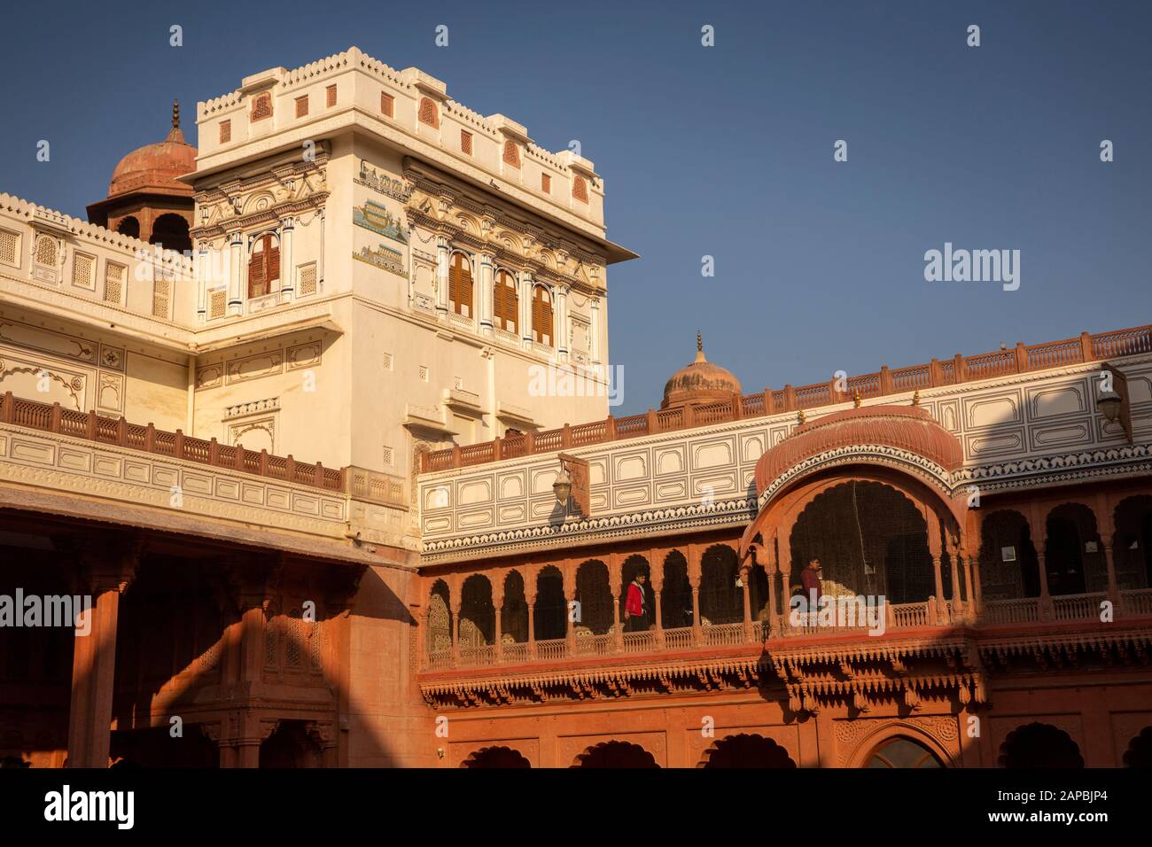 India, Rajasthan, Shekhawati, Bikaner, city centre, Junagarh Fort, tower and Jarokha balconies above Anup Mahal Chowk courtyard Stock Photo