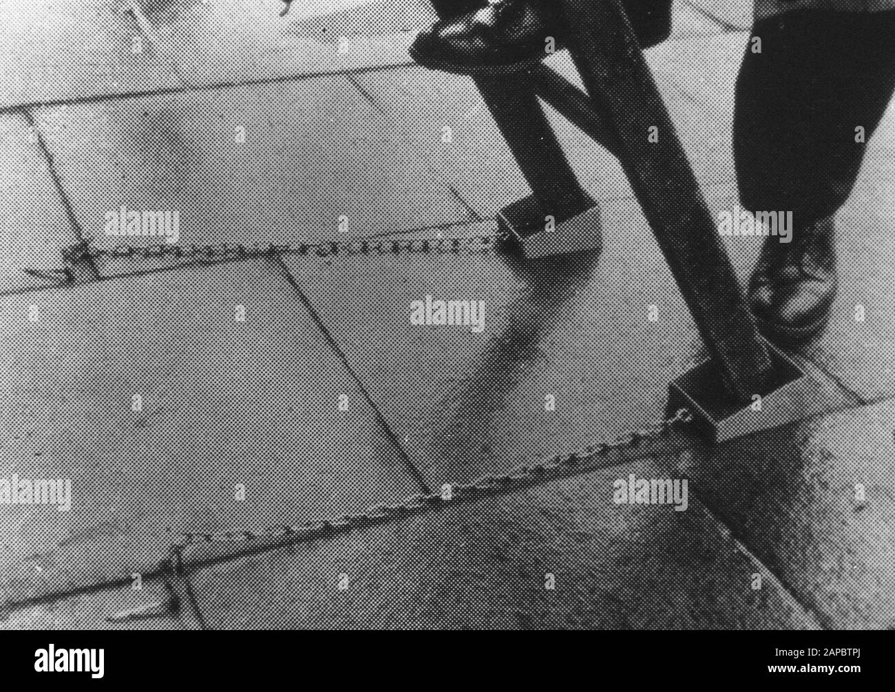 5x5 Attachment of ladder with chains to the ground Date undated