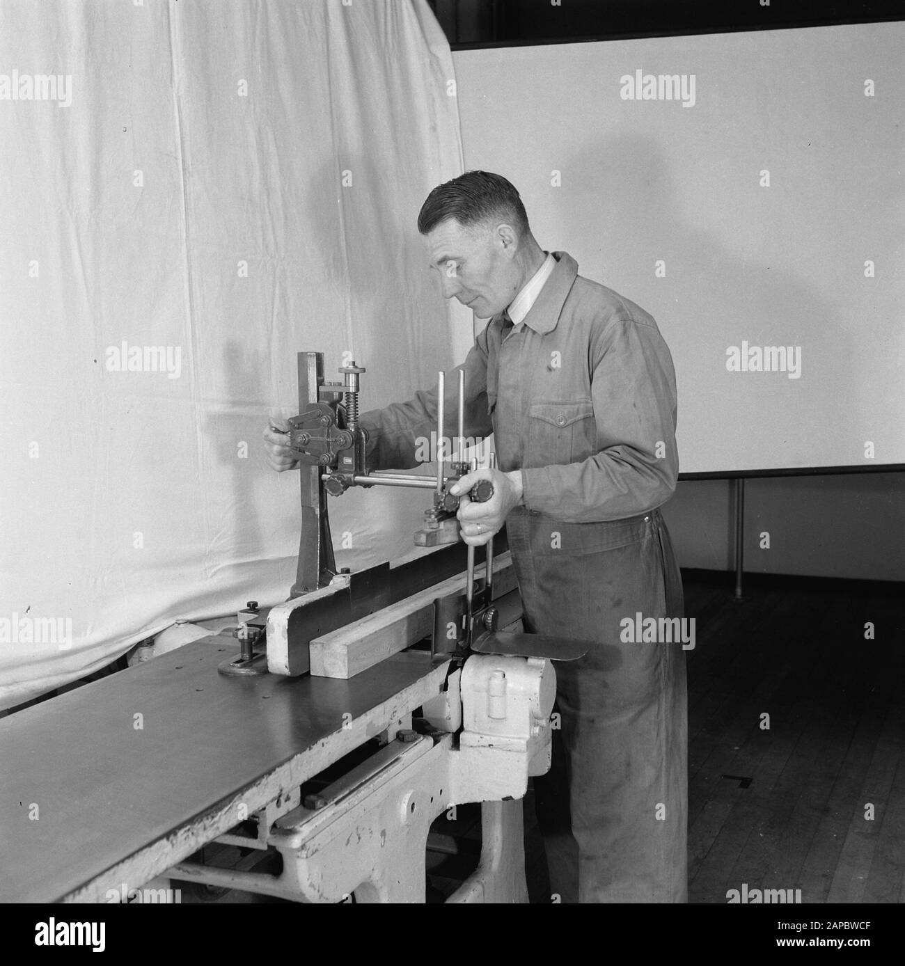 6x6 Reetouch. photo for cliche no. C 2218, used for instr sheet IX, no ...