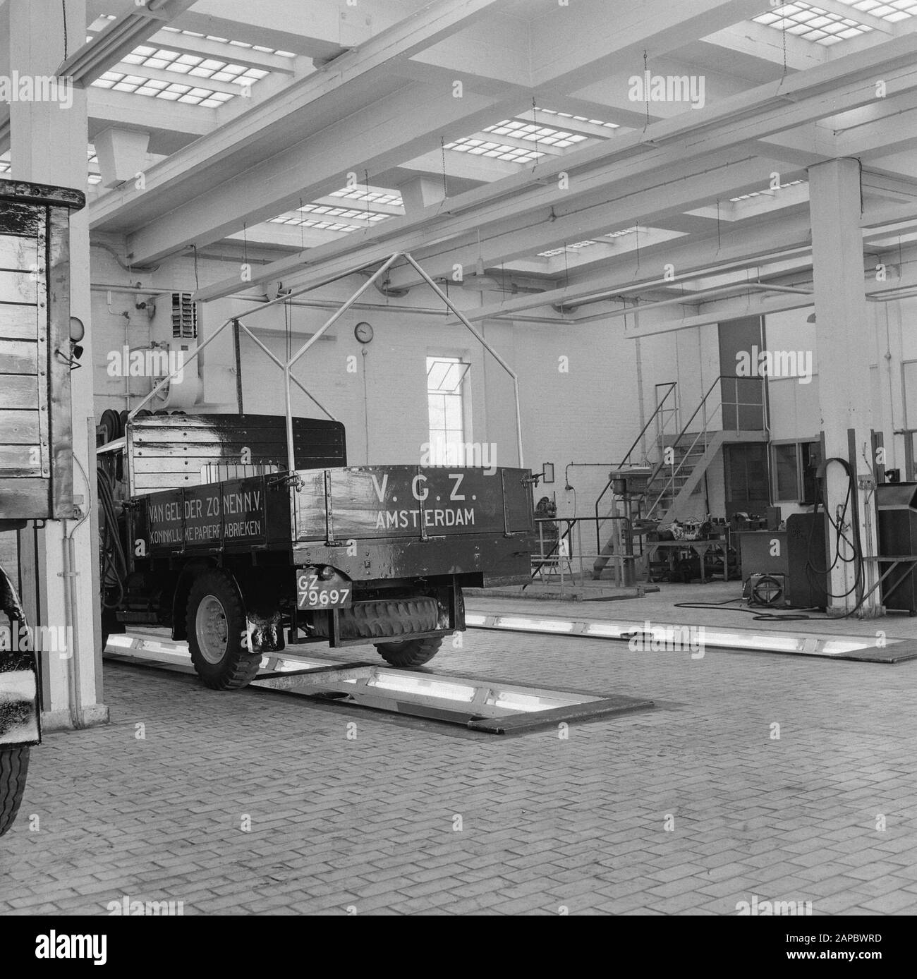 6x6 Garage with lubricating pit near the Kon. Paper mill Van Gelder and Zn. NV in Renkum Date