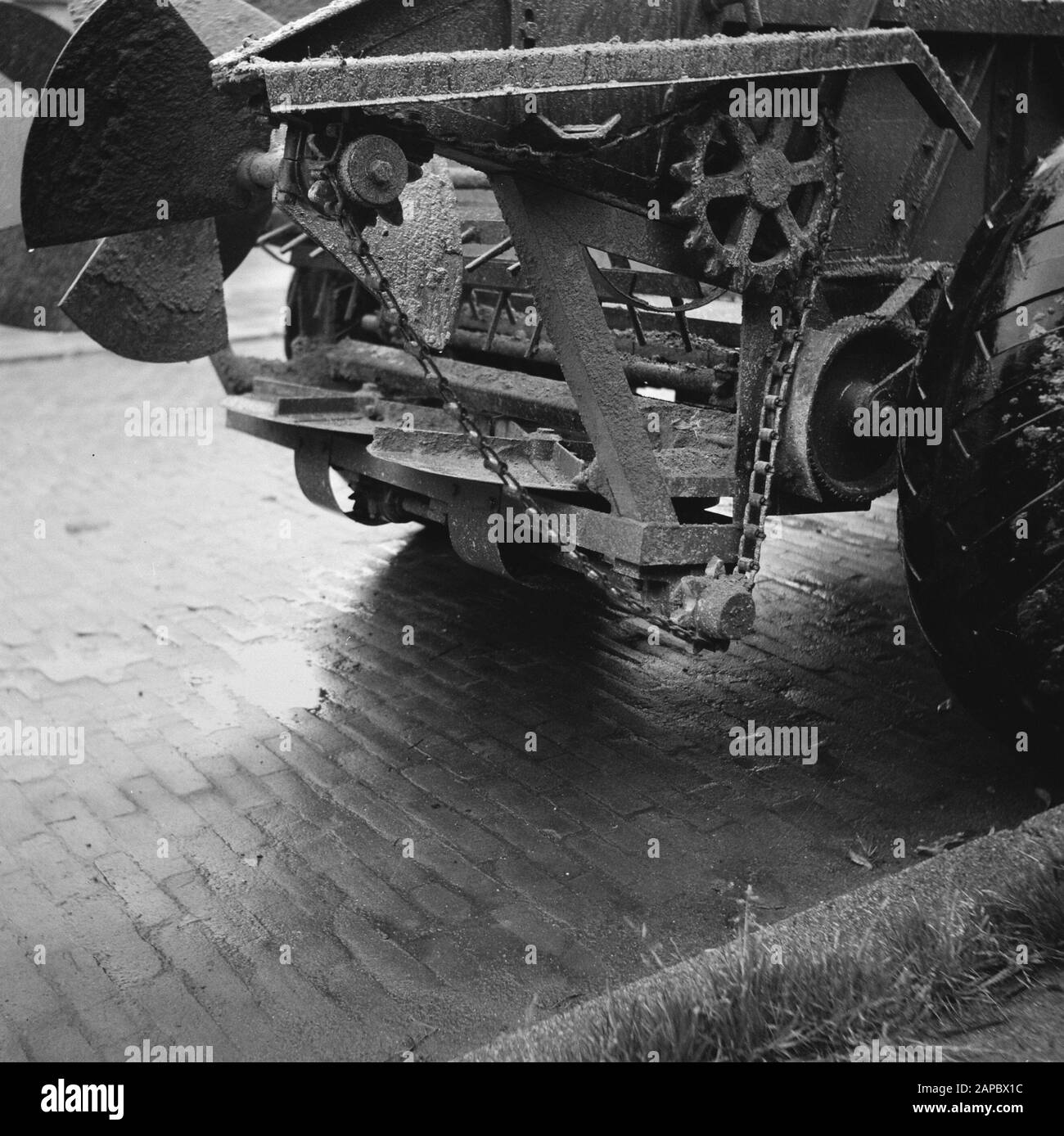 6x6 Manure spreader, equipped with discs for spreading foam earth. Date