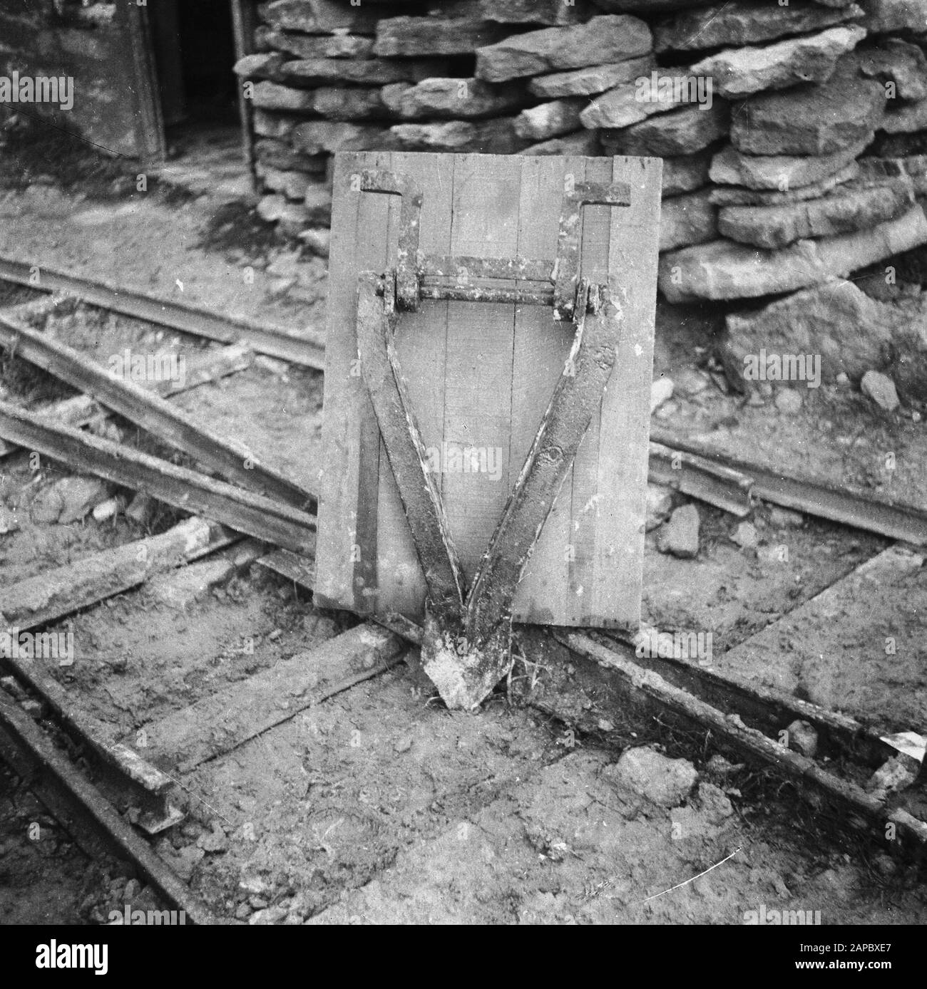 6x6.5 Aid for stopping tipping carts on an inclined track; support for cart driven from a slope into the ground (letter DH 1st distr. 19490549 nr 9042) Date: 10 November 1949 Keywords: slopes, supports Stock Photo