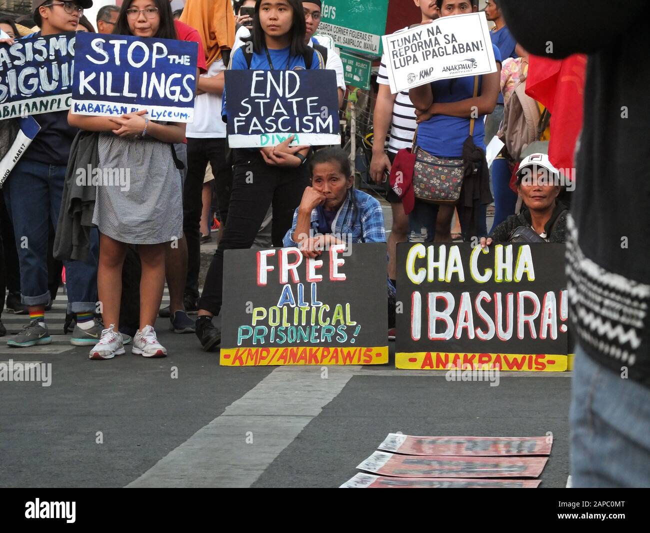 Manila, Philippines. 22nd Jan, 2020. Protesters hold placards during the demonstration.The Unyon ng mga Manggagawa sa Agrikultura called on the Filipino people to join the fight for genuine agrarian reform to deliver the ultimate justice for the victims of Mendiola Massacre, commemorating the 33rd year of the cold-blooded killing of the 13 farmers at the foot of Mendiola Bridge in Manila. Credit: SOPA Images Limited/Alamy Live News Stock Photo