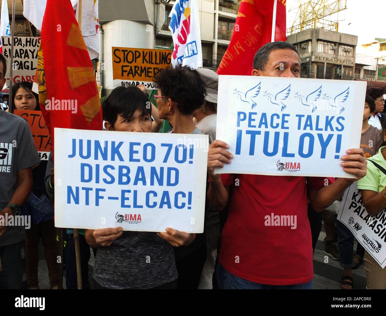 Manila, Philippines. 22nd Jan, 2020. Protesters hold placards during the demonstration.The Unyon ng mga Manggagawa sa Agrikultura called on the Filipino people to join the fight for genuine agrarian reform to deliver the ultimate justice for the victims of Mendiola Massacre, commemorating the 33rd year of the cold-blooded killing of the 13 farmers at the foot of Mendiola Bridge in Manila. Credit: SOPA Images Limited/Alamy Live News Stock Photo
