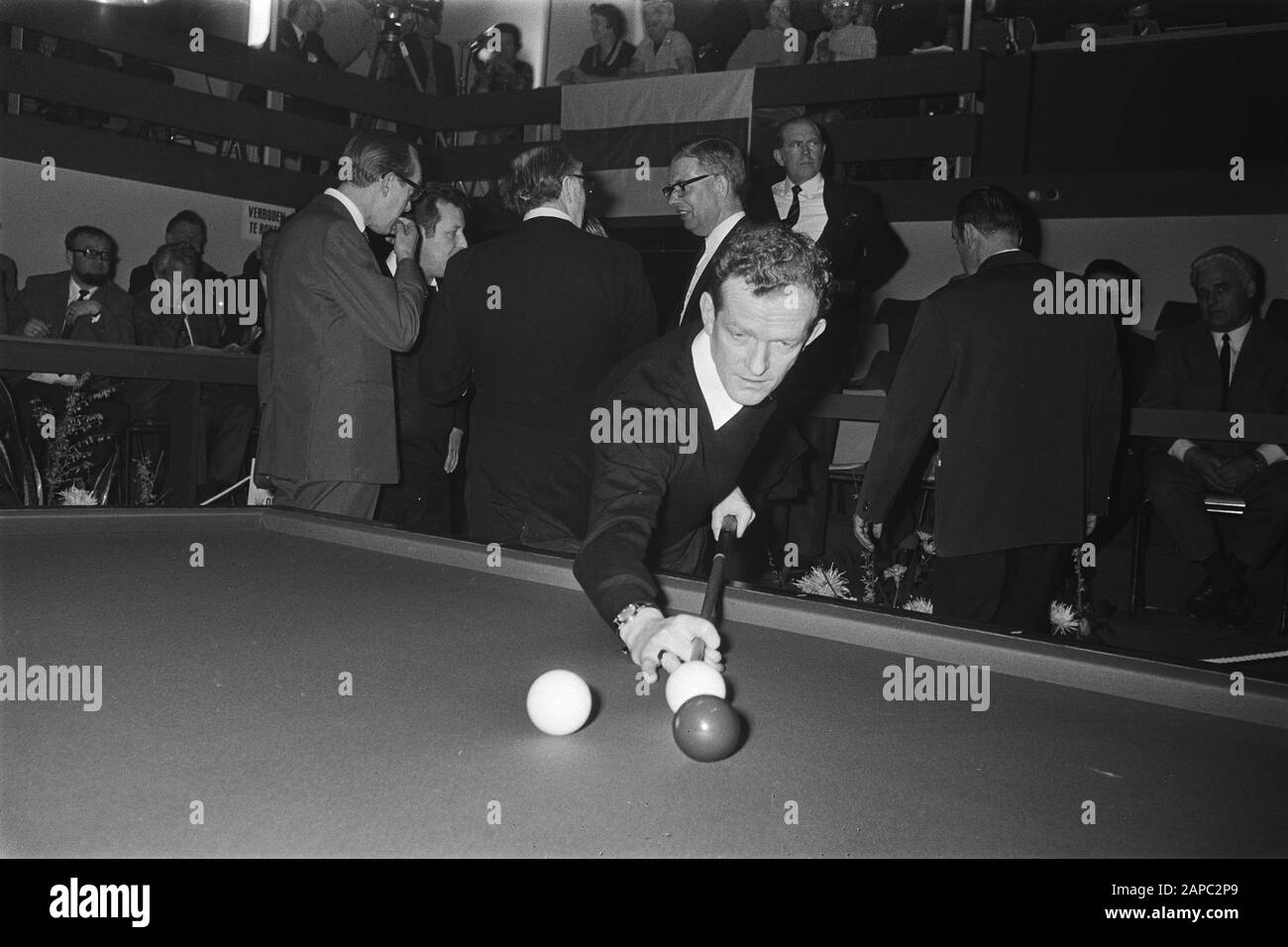 World Championships Triband (billiards) 1971 in Groningen Description: One  of the participants in action Annotation: Marginal