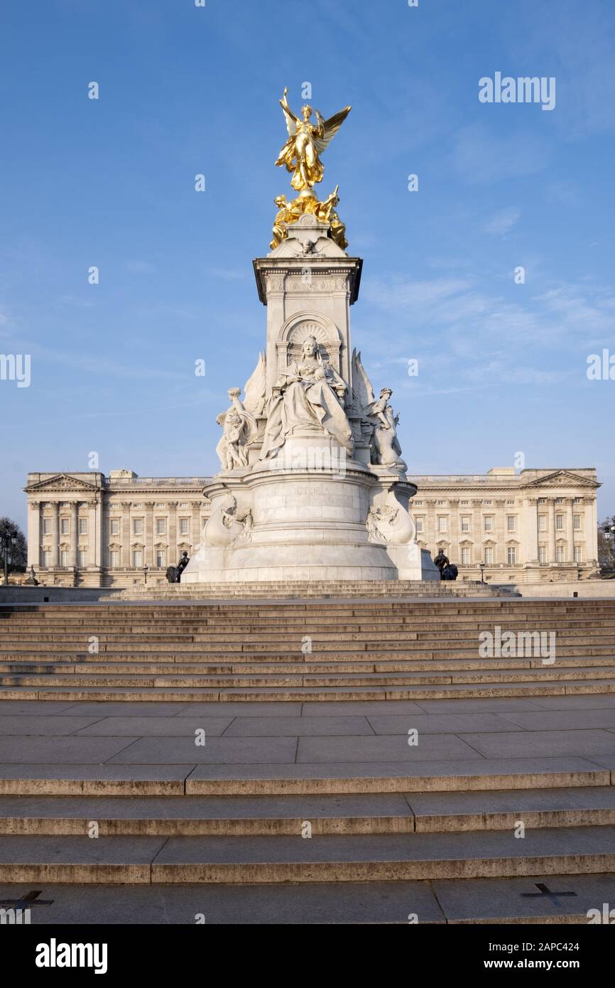 London. The Victoria Memorial with the facade of Buckingham Palace behind. Stock Photo