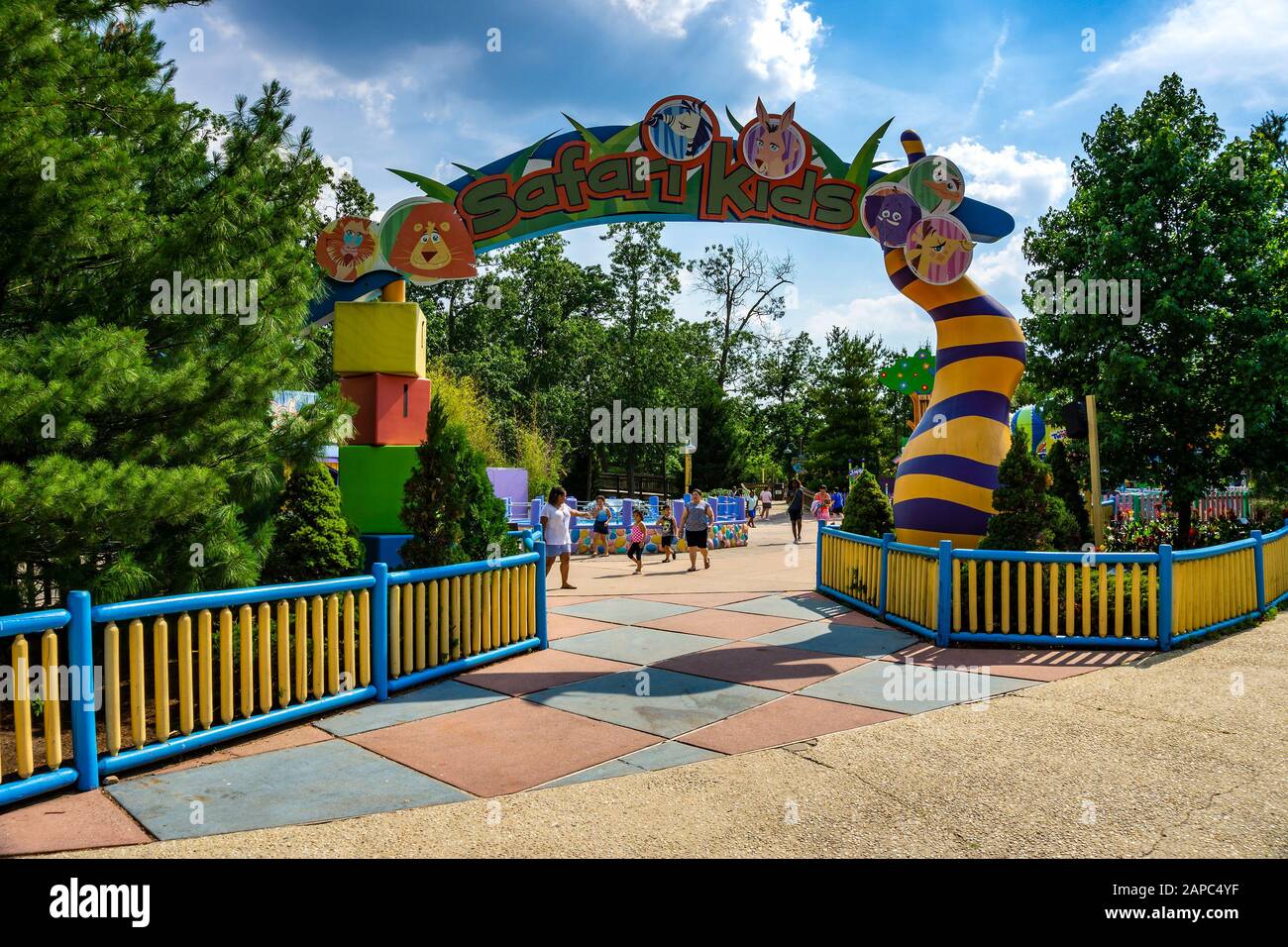 Guests having fun at Six Flags - Guests Having Fun At Six Flags Great Adventure A Famous Amusement Park Located In Jackson Township New Jersey 2APC4YF 