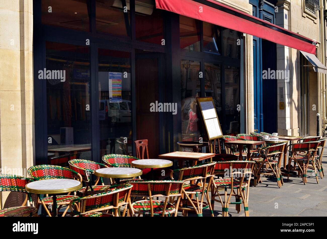 Paris, France, traditionall Bistro with outside service in Avenue Haussmann Stock Photo