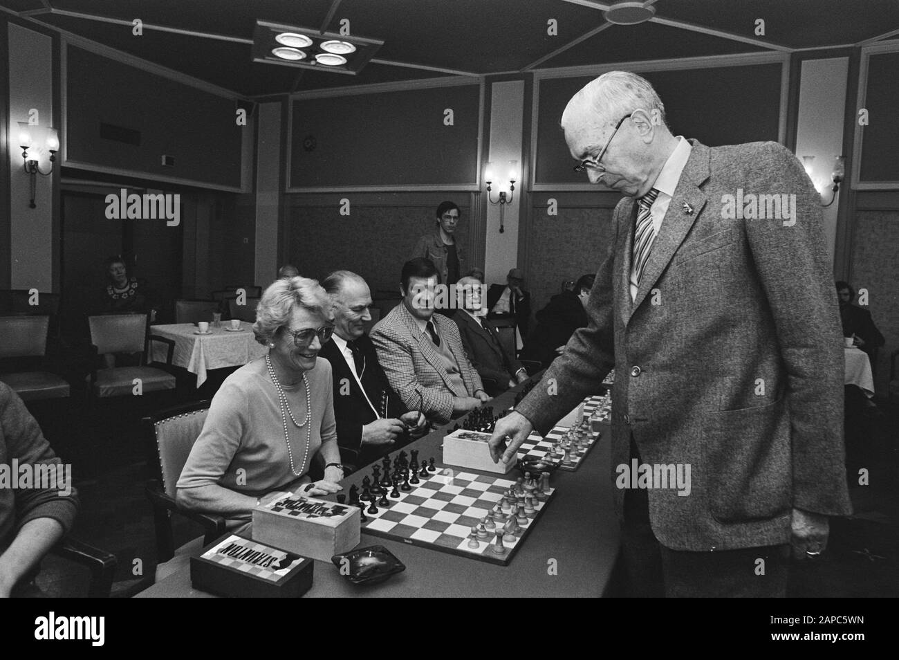 Bobby Fischer at Hilton Hotel in Amsterdam for discussions with FIDE  chairman Max Euwe (right) about the two-camp to the world championship with Boris  Spassky Date: 31 January 1972 Location: Amsterdam, Noord-Holland