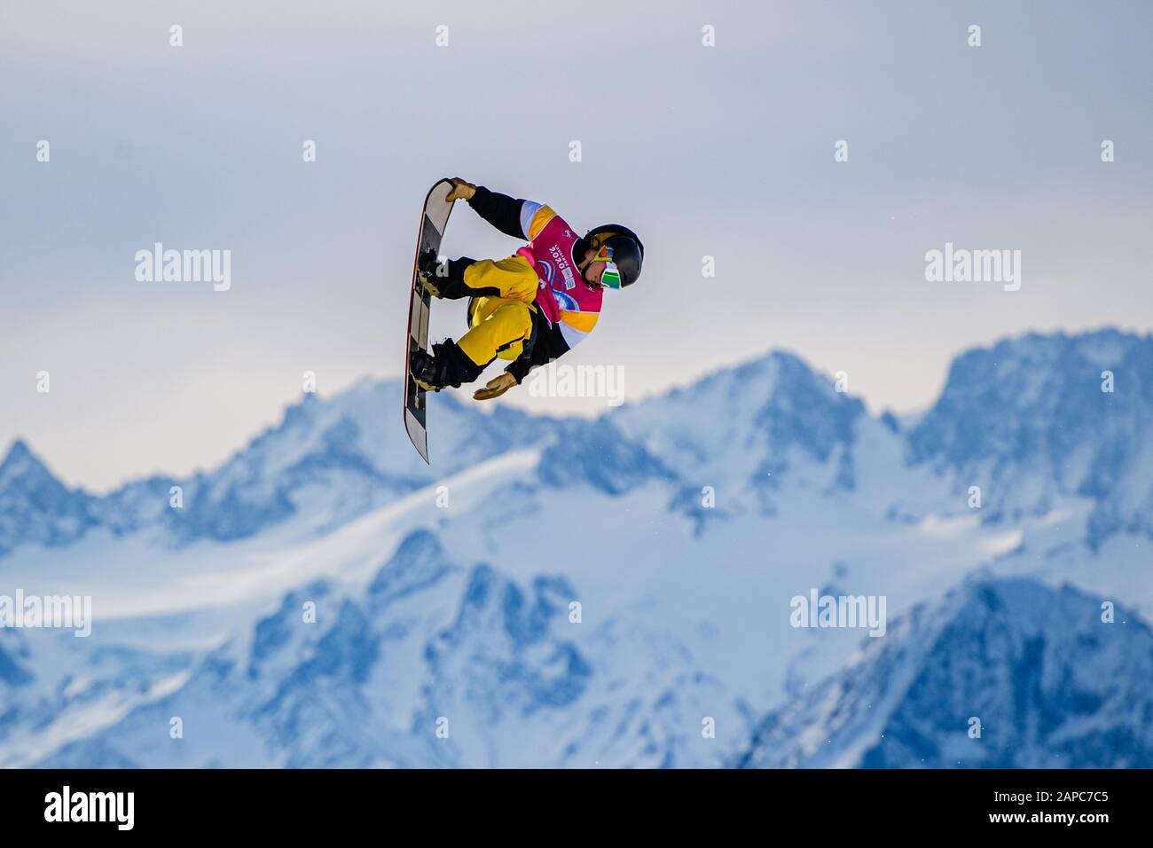 LAUSANNE, SWITZERLAND. 22th, Jan 2020. HENRICKSEN Dusty (USA) competes in the Snowboard: Men's Big Air competitions during the Lausanne 2020 Youth Olympic Games at Leysin Park & Pipe on Wednesday, 22 January 2020. LAUSANNE, SWITZERLAND. Credit: Taka G Wu/Alamy Live News Stock Photo