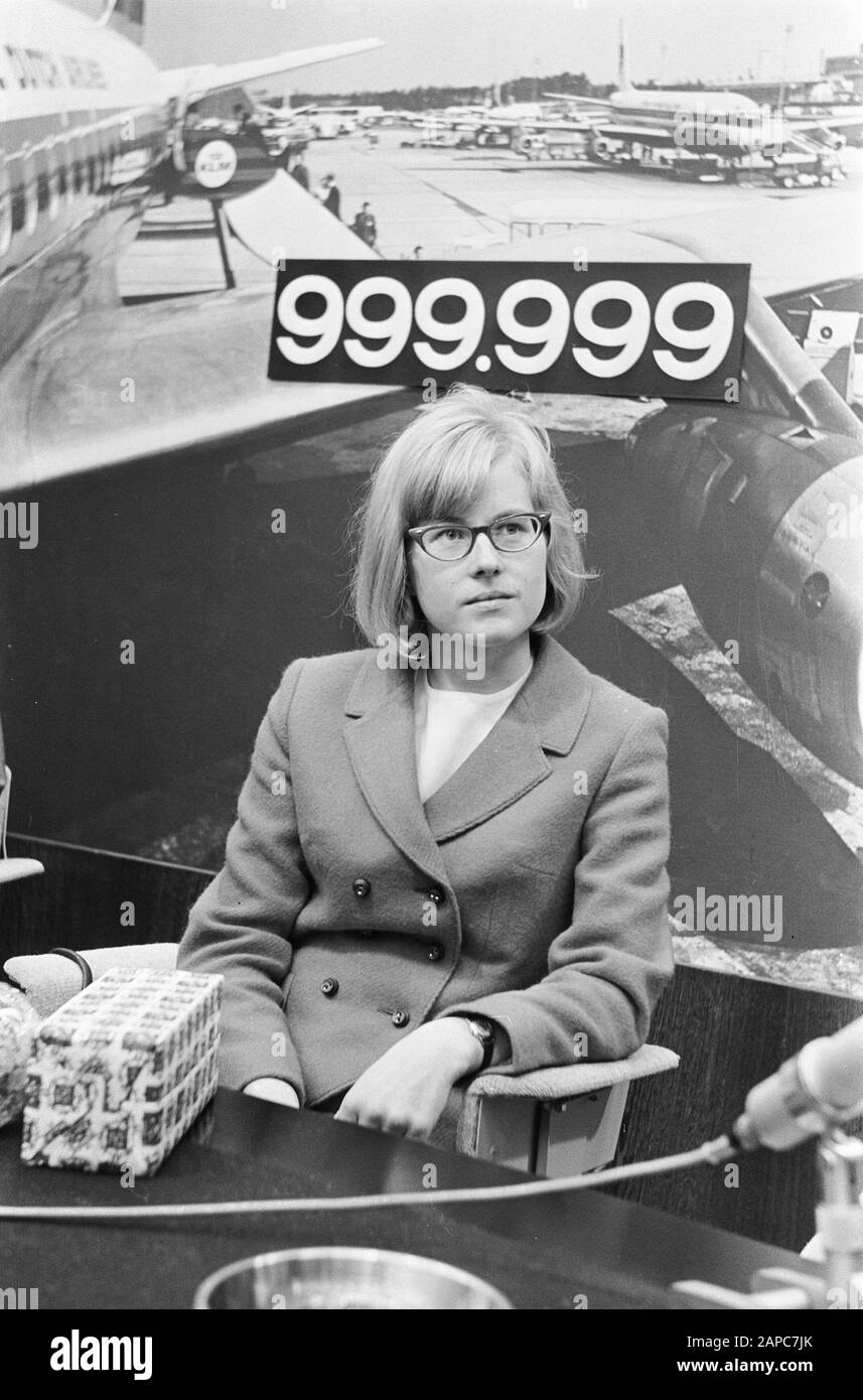 999.999 th Passenger of the KLM, Anke Dellin from Garding (Germany) at Schiphol Date: 21 July 1966 Location: Noord-Holland, Schiphol Keywords: Passenger Name: Anke Dellin Institution name: KLM Stock Photo